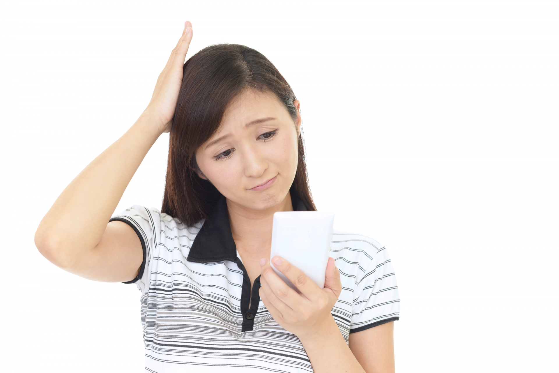 頭に手をやって困った顔をするスマホを持つ人