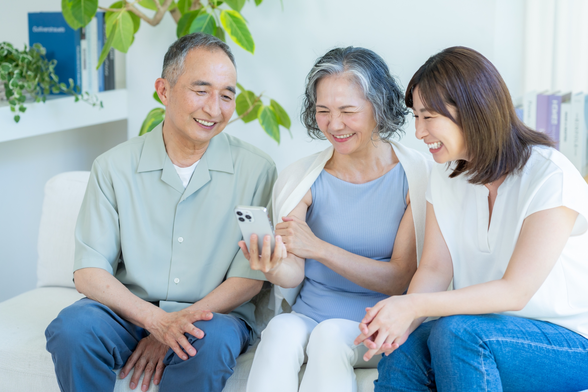 家族でスマホを見る