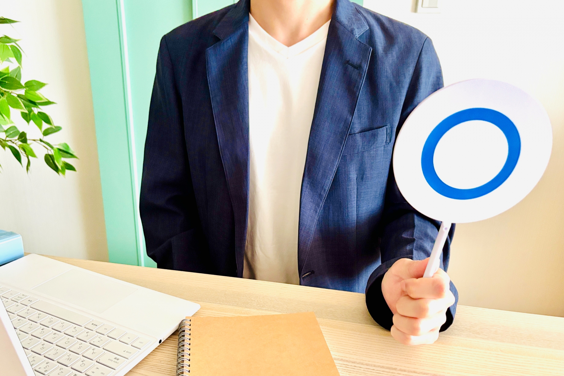 丸のプレートを持つ男性