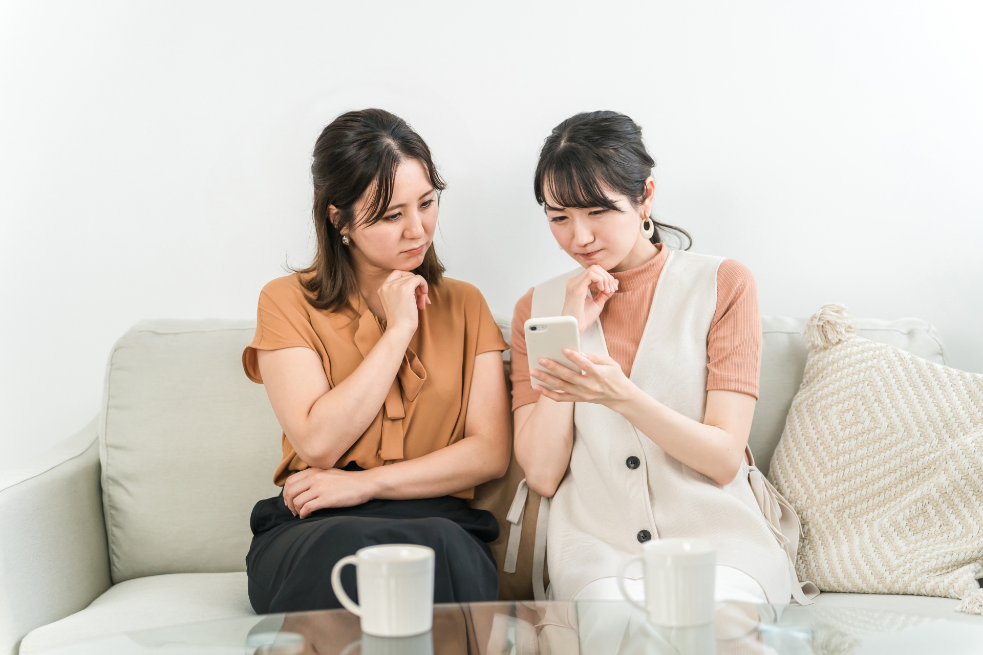 スマホを見て困る・悩む女性たち