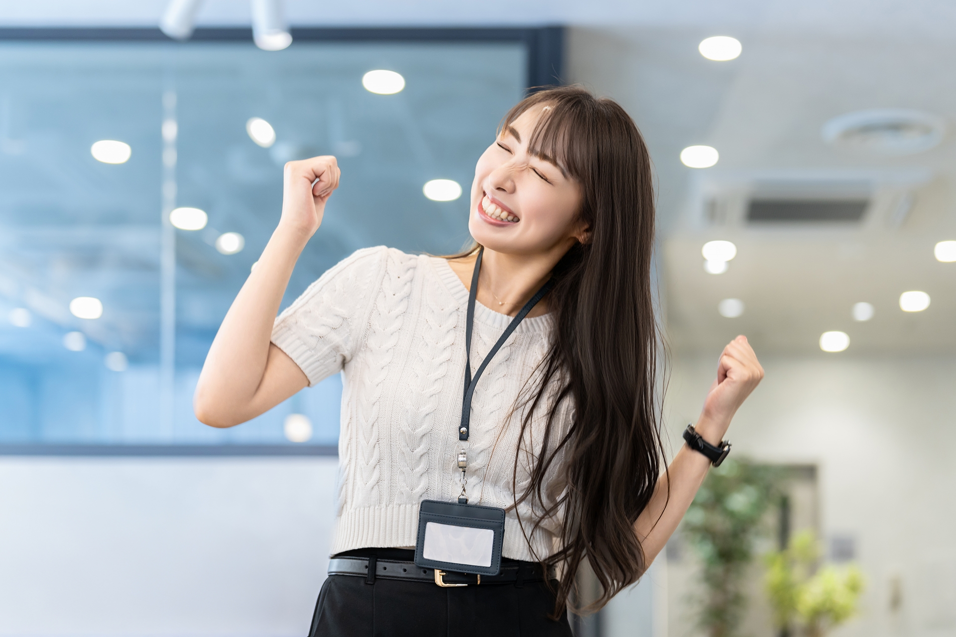ガッツポーズで喜ぶ女性・ビジネスウーマン