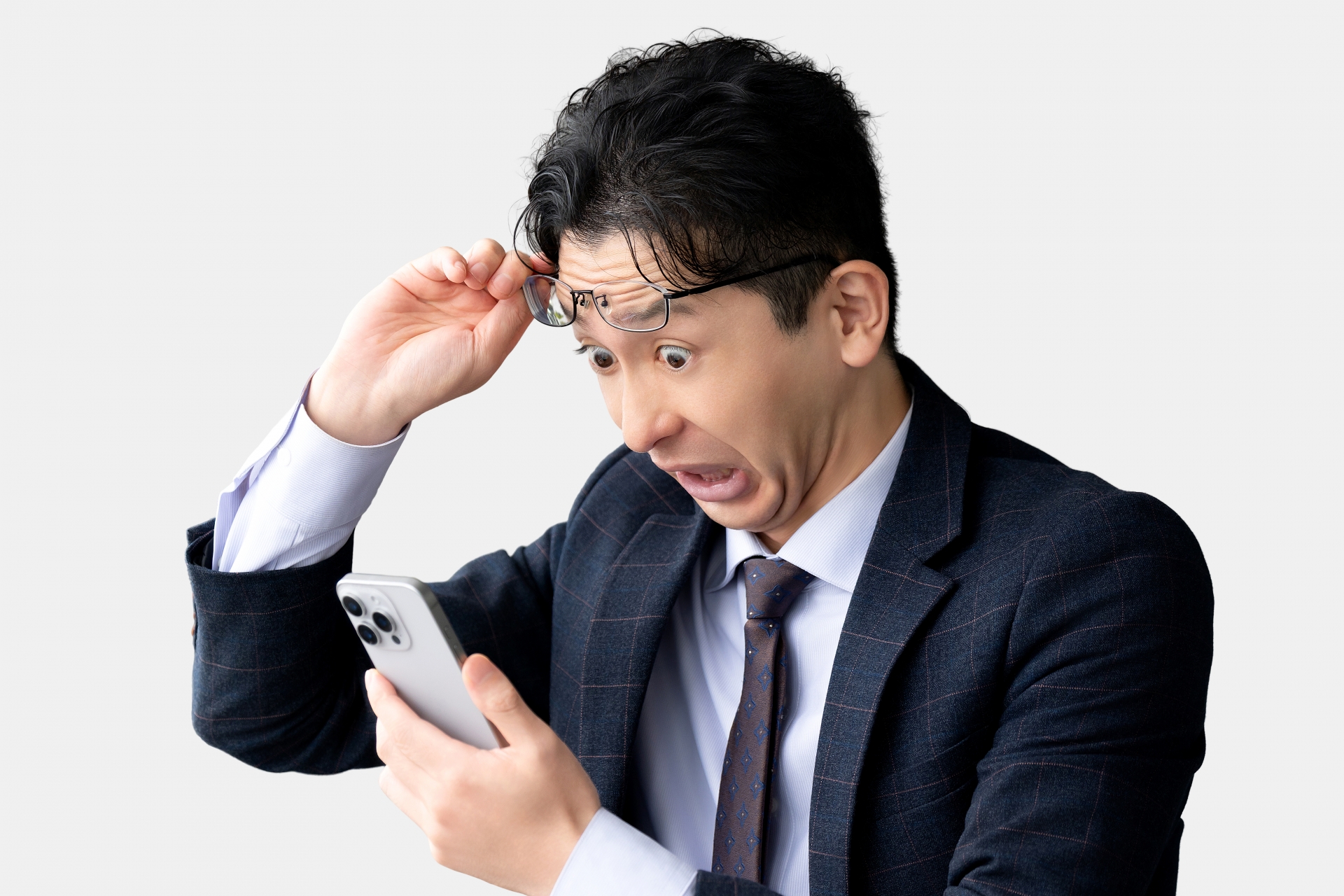 スマホを見て驚く男性ビジネスマン