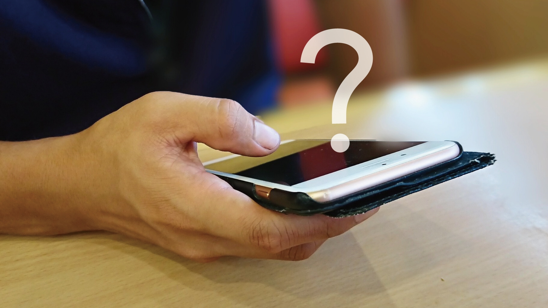 スマホを操作する手とハテナマーク