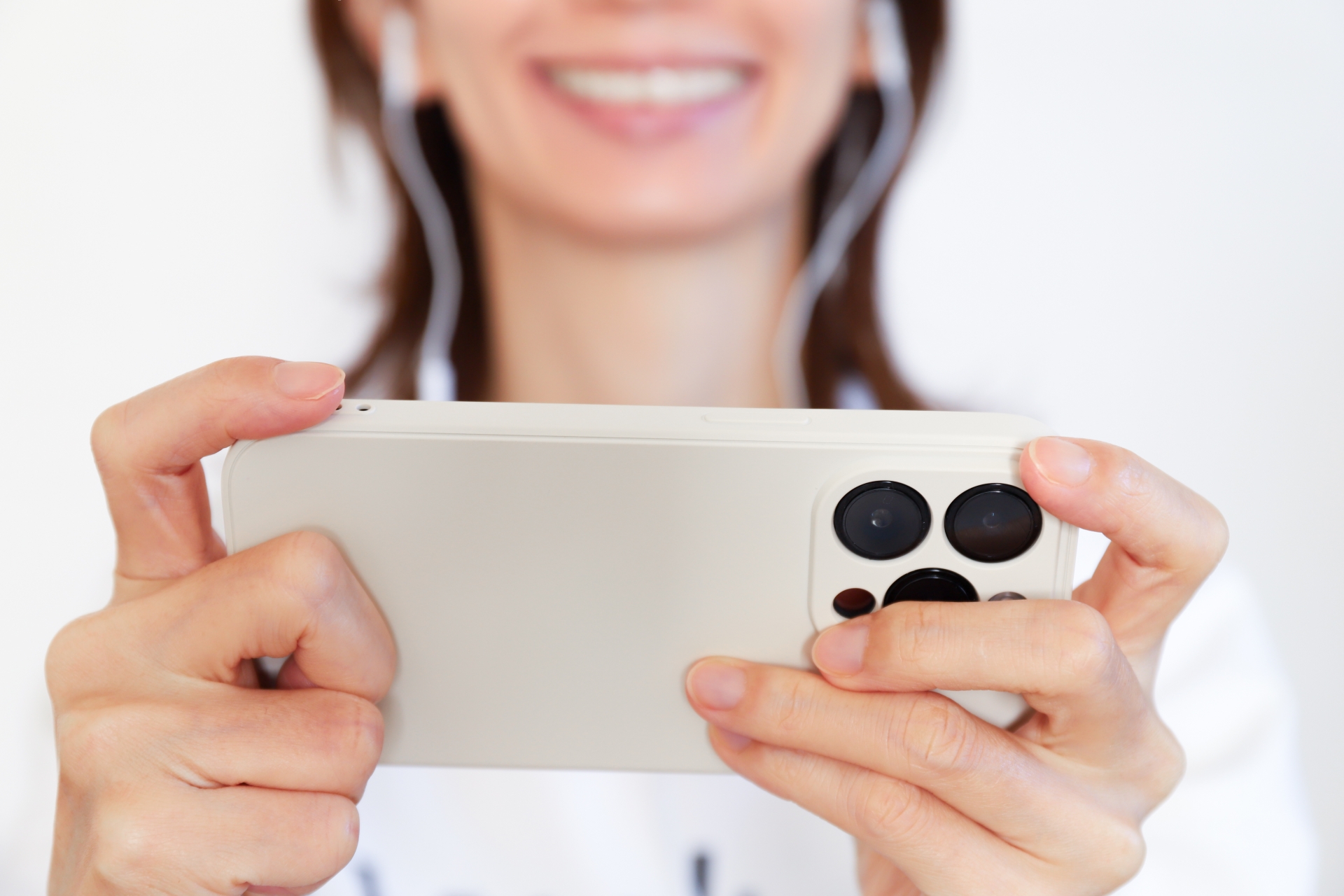 スマホで動画を見る女性