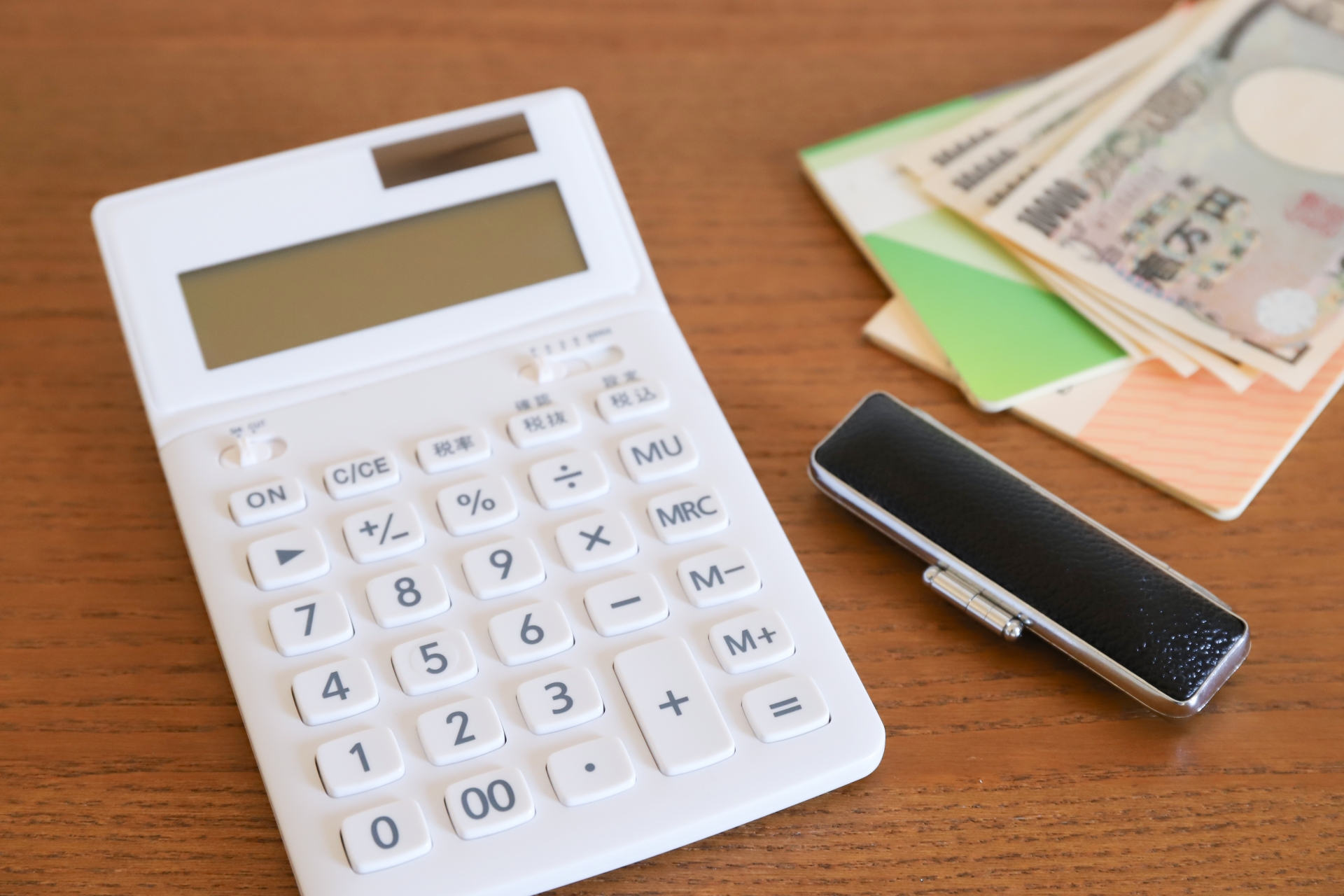 電卓と印鑑の画像