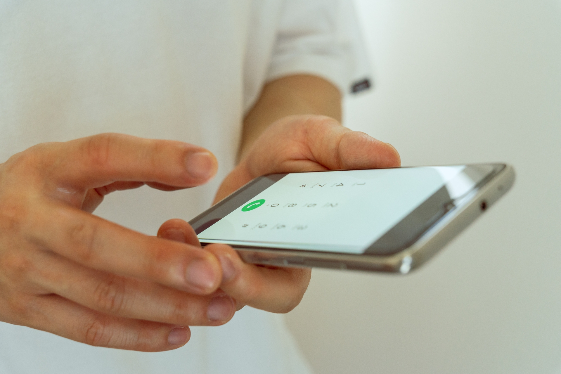 電話をかける男性の手元