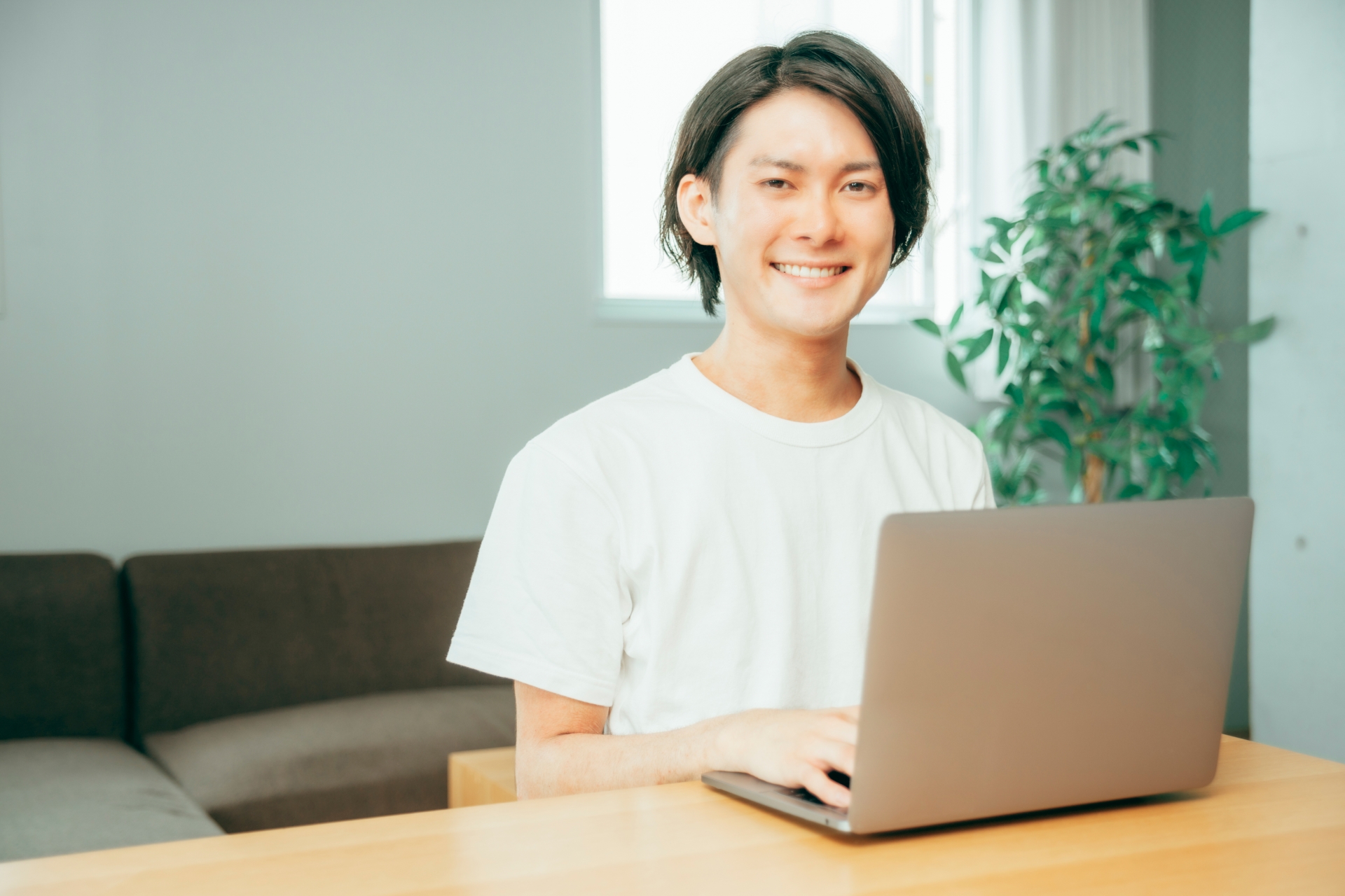 テレワーク・リモートワークする男性