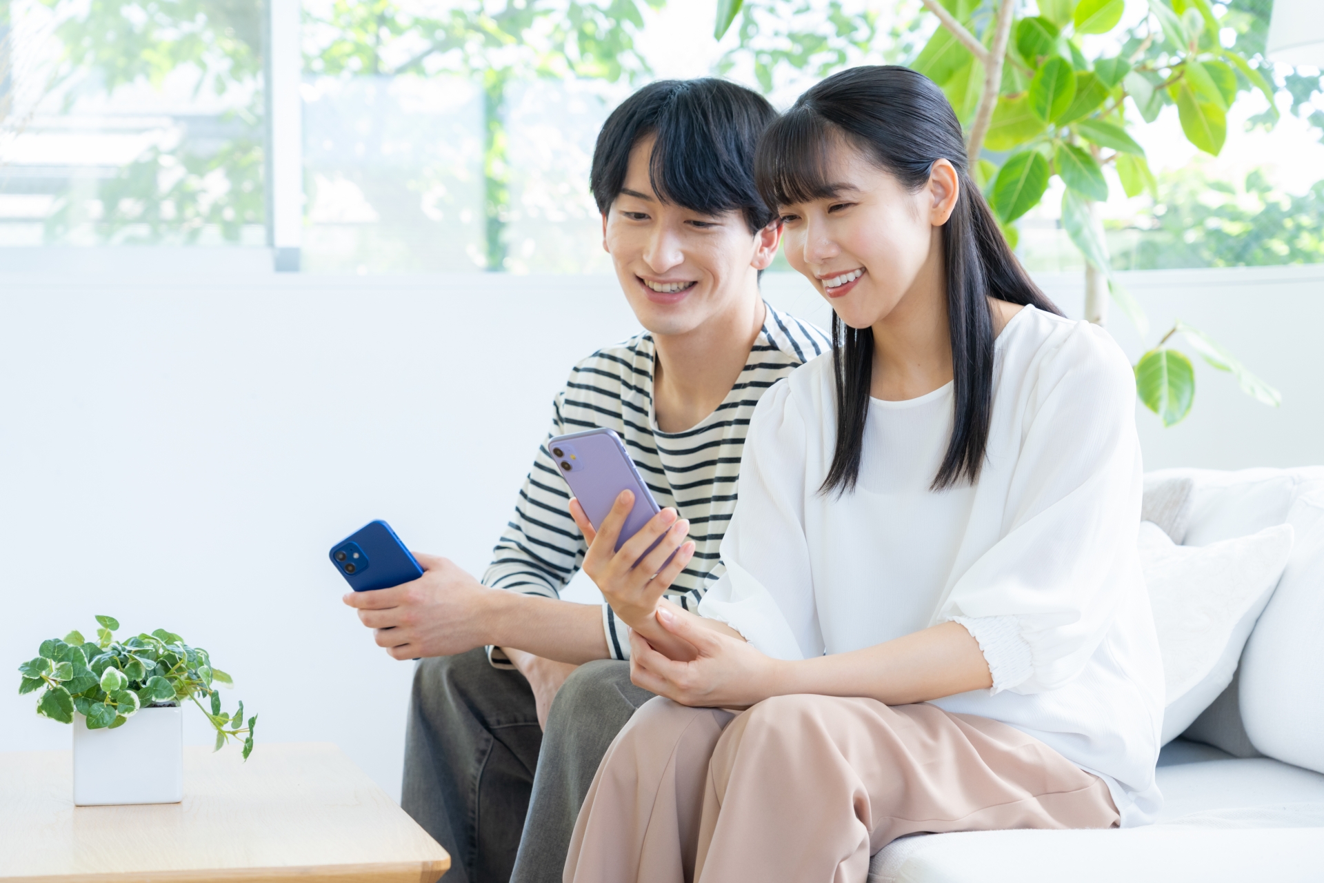 スマホを見るカップル