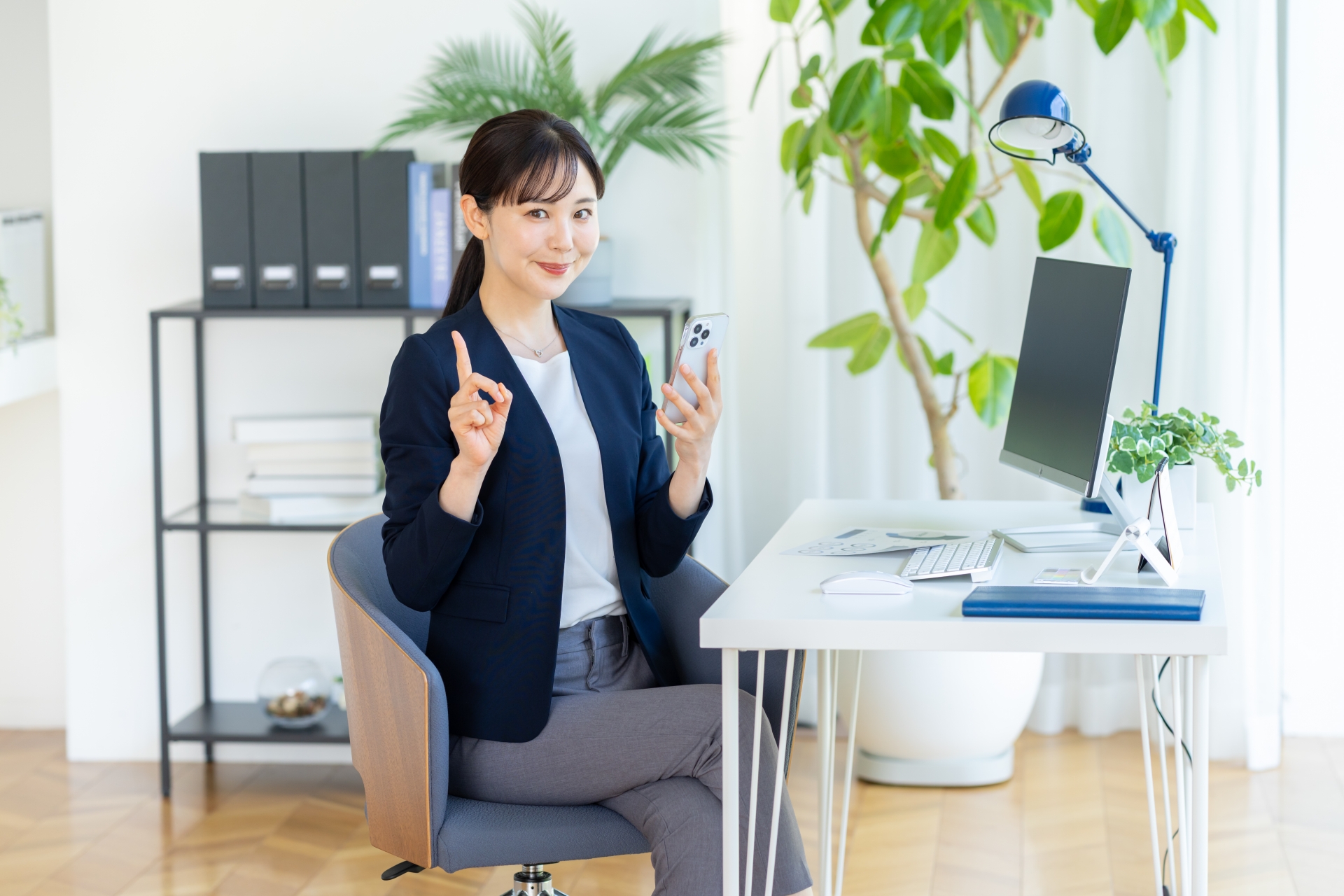 スマホを操作するビジネスウーマン