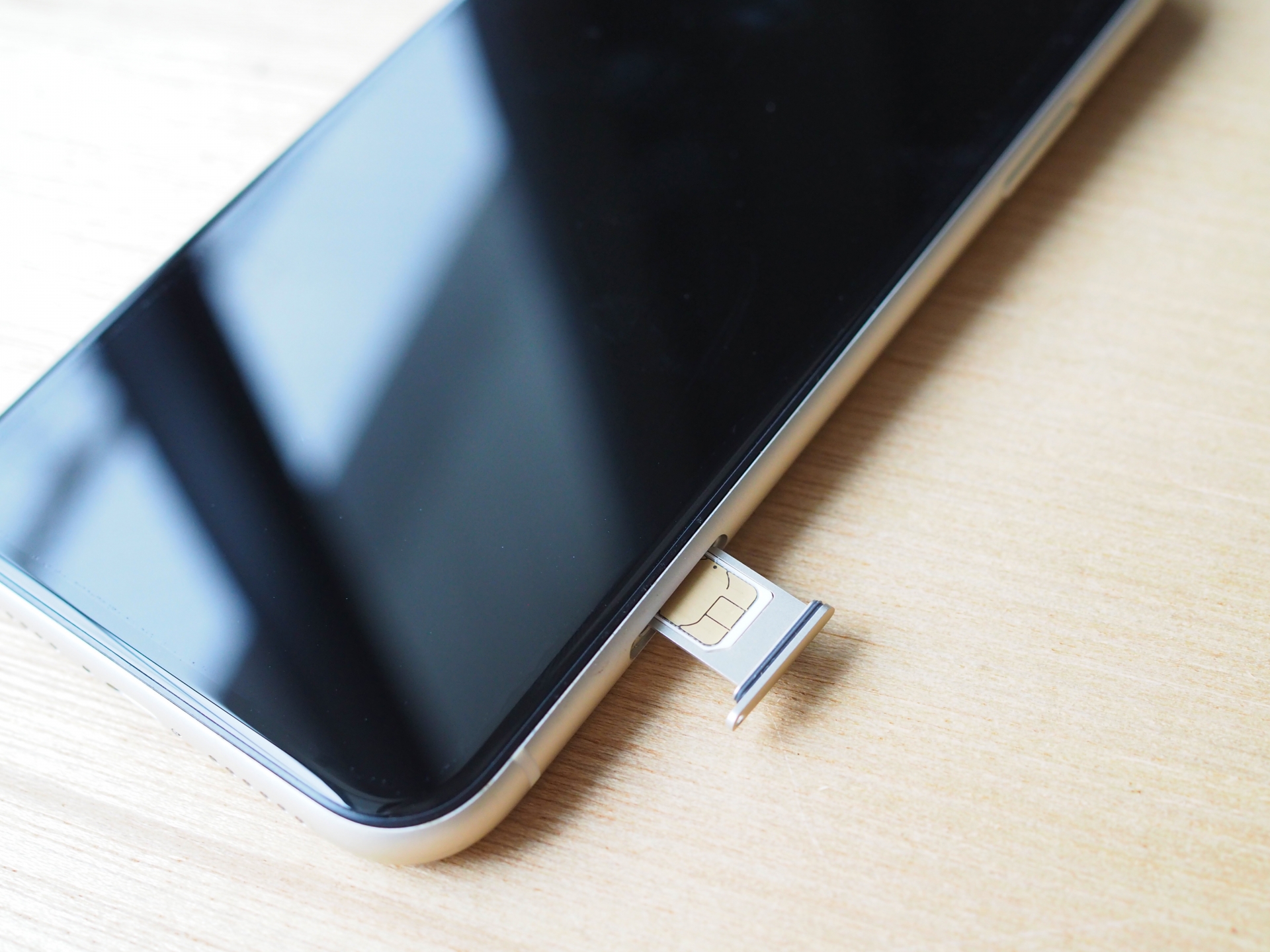 スマートフォンを持つ男性