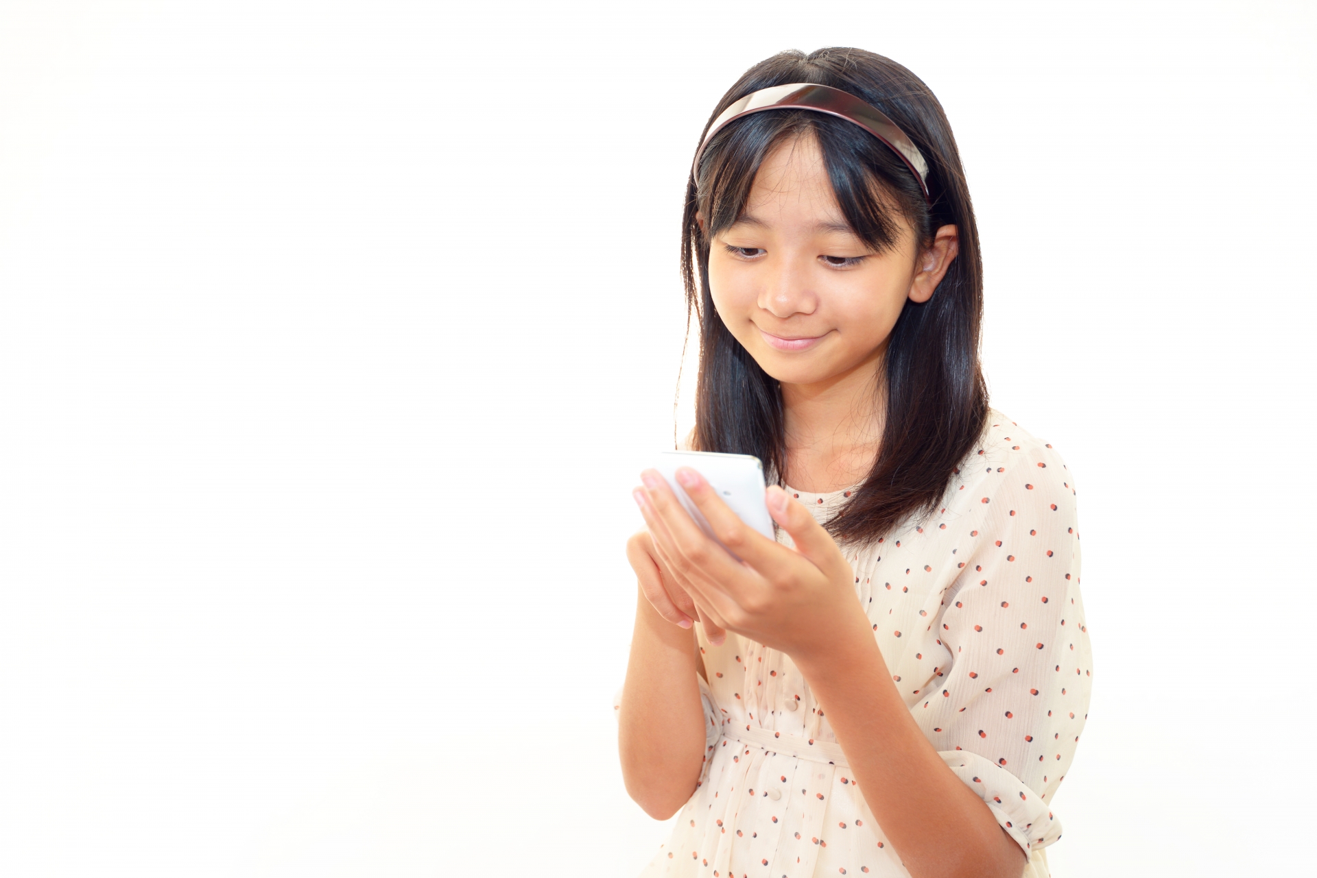 スマートフォンを持つ笑顔の女の子