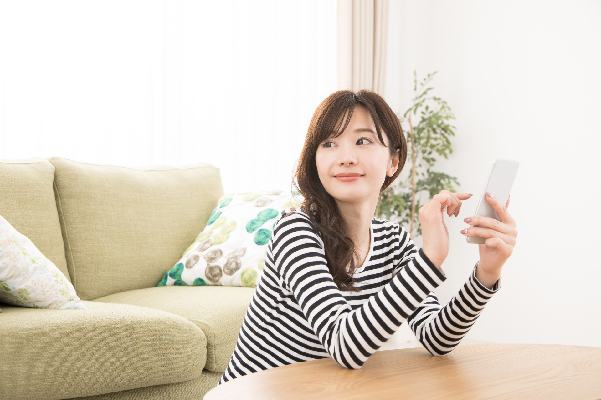 スマホを使う女性