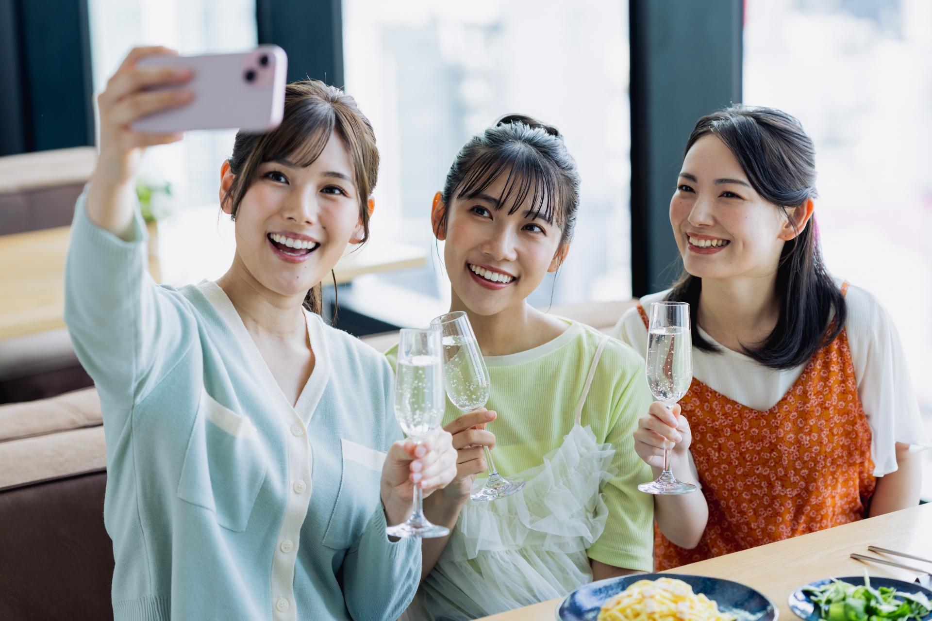 カフェで自撮りをする若い女性
