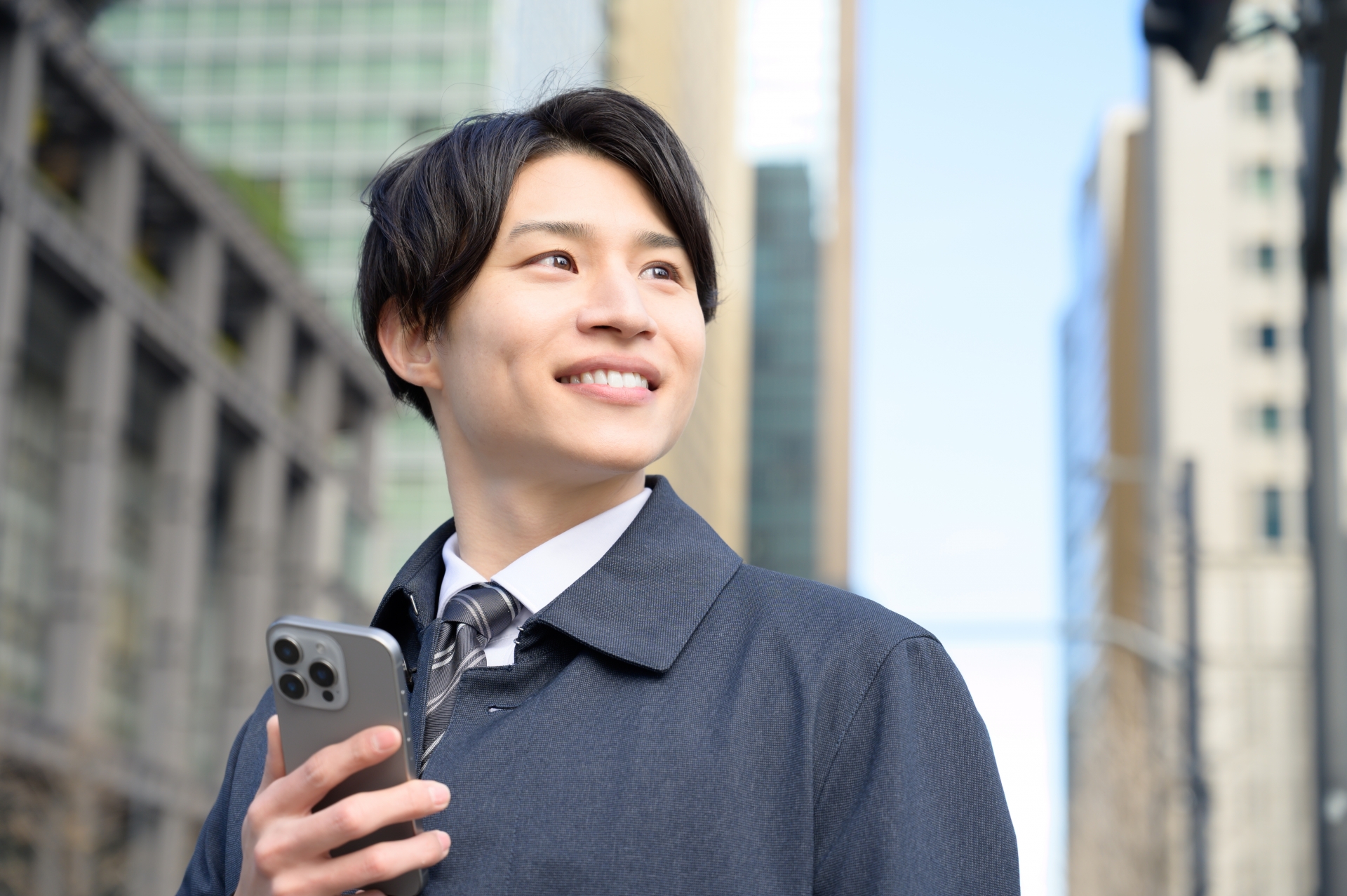 上を向くスマホを手にした男性