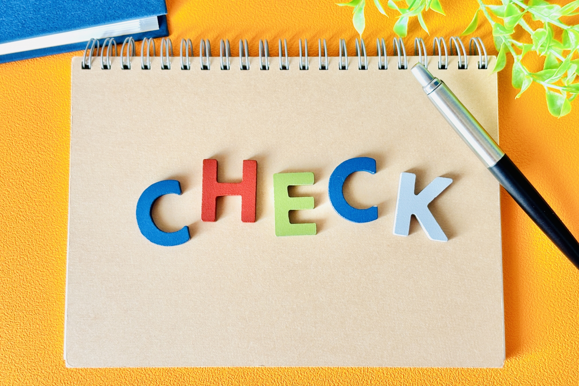 checkと書かれたスケッチブック