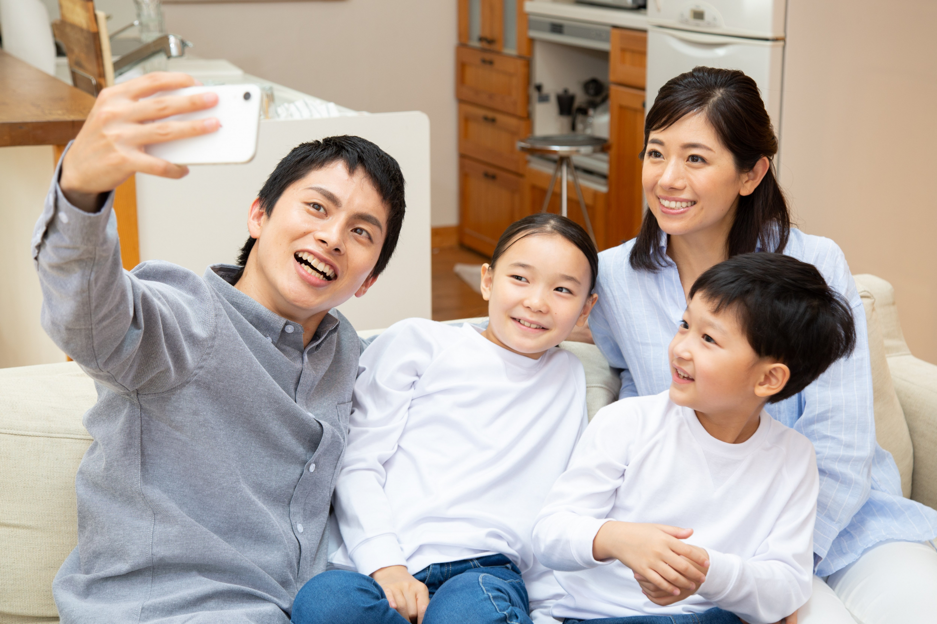 家族の団らんを記念撮影する父