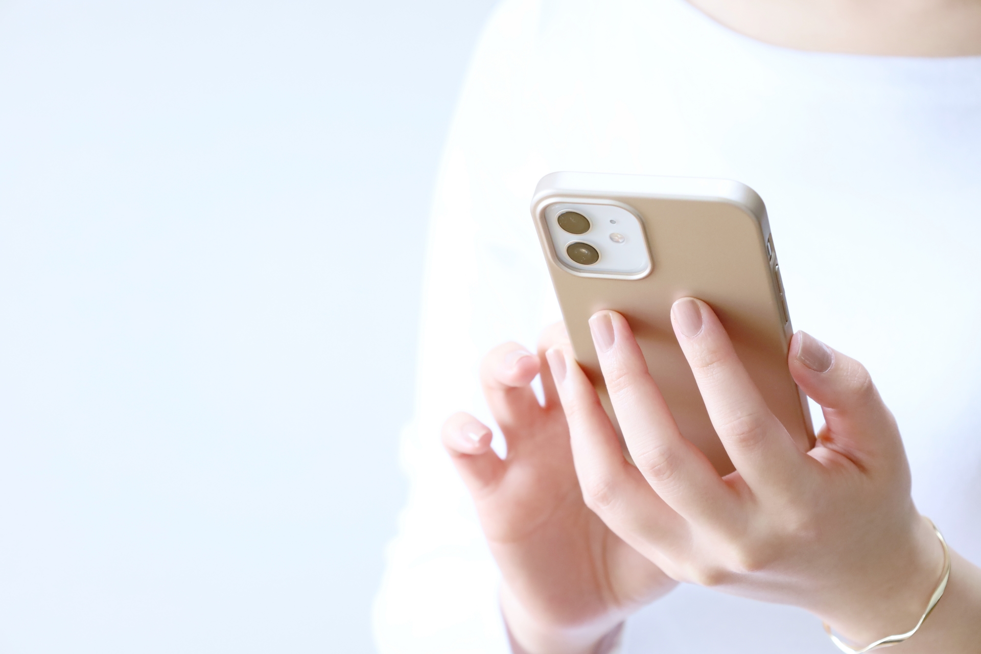 スマホをさわる女性