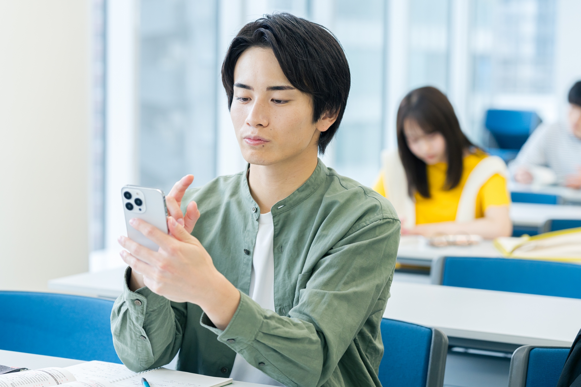 スマホを操作する若い男性