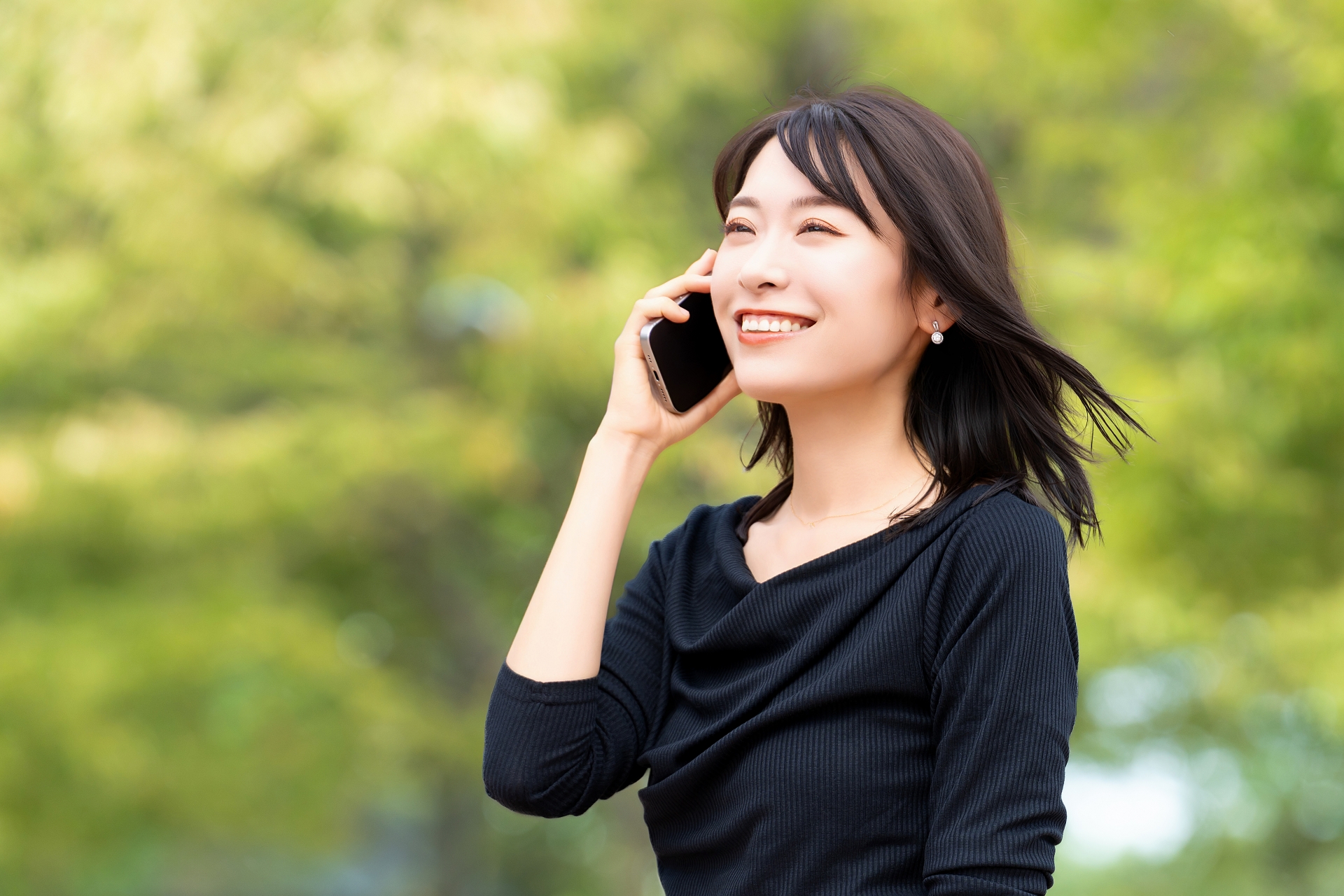 笑顔で通話する女性