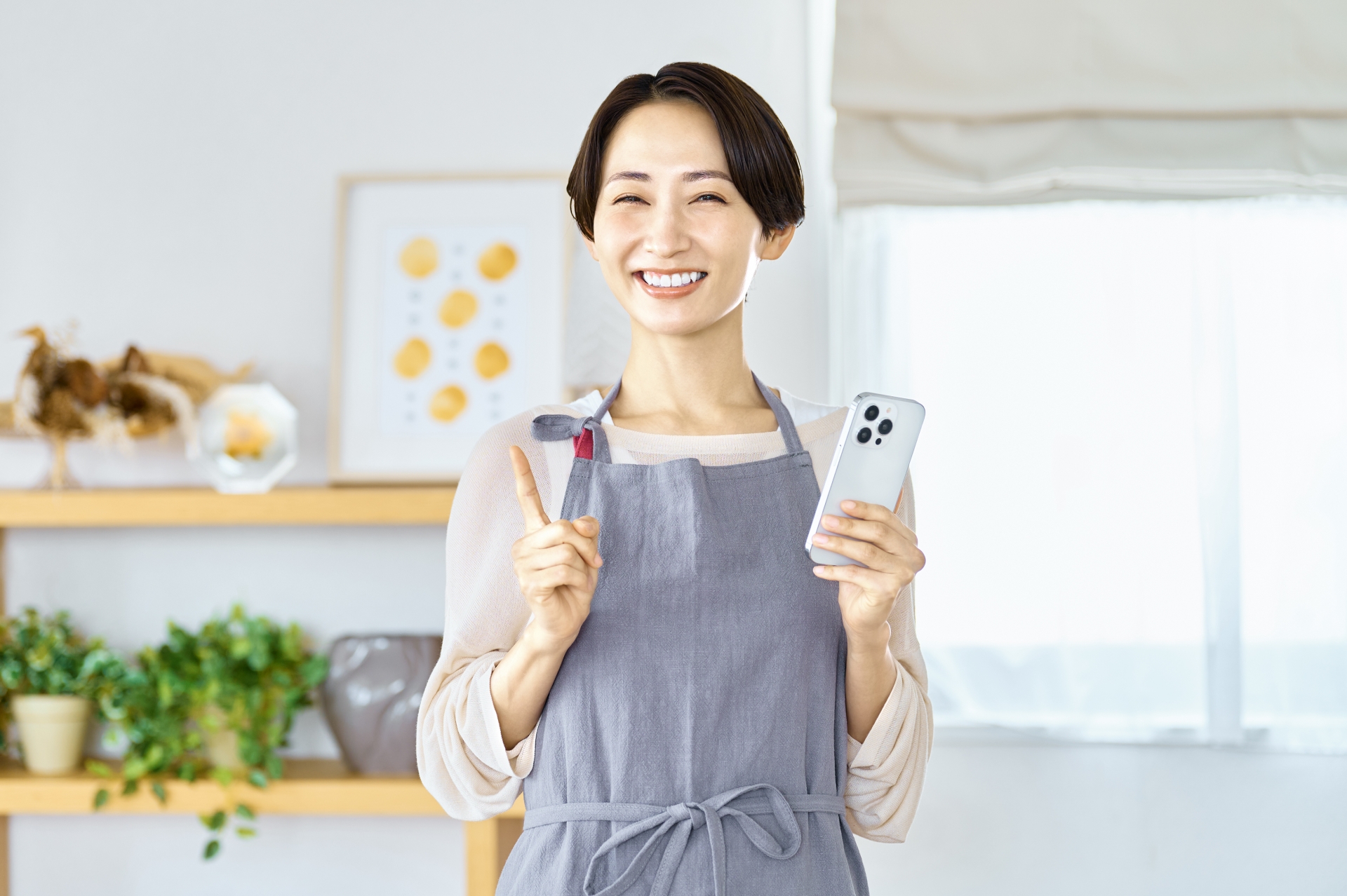 スマートフォンを使う主婦