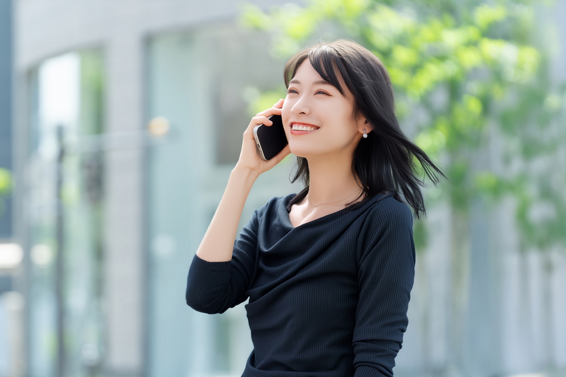 スマホで話す笑顔の女性・ビジネスウーマン