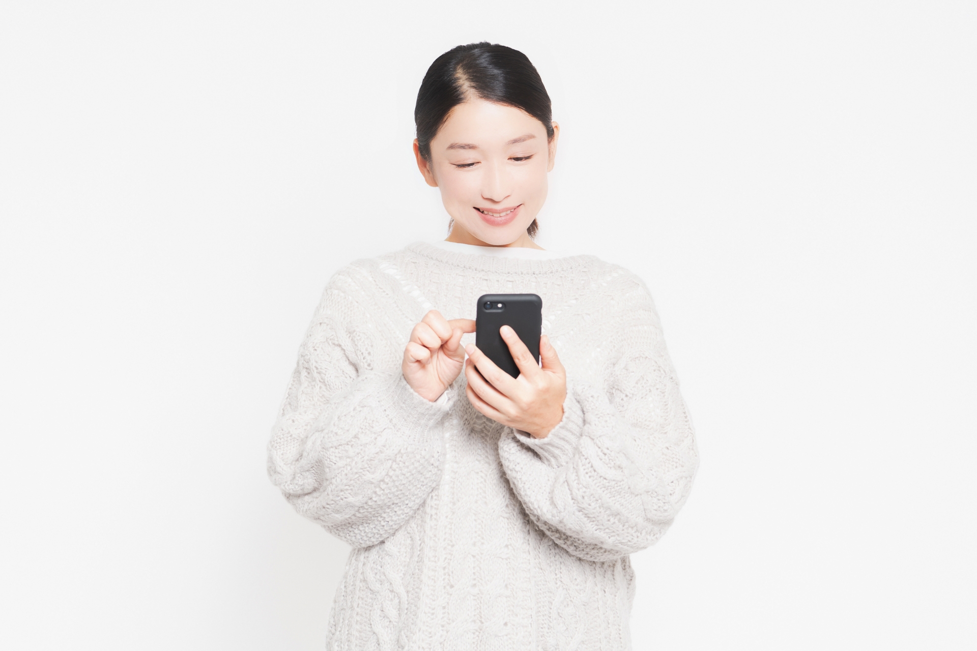 スマホを操作している主婦