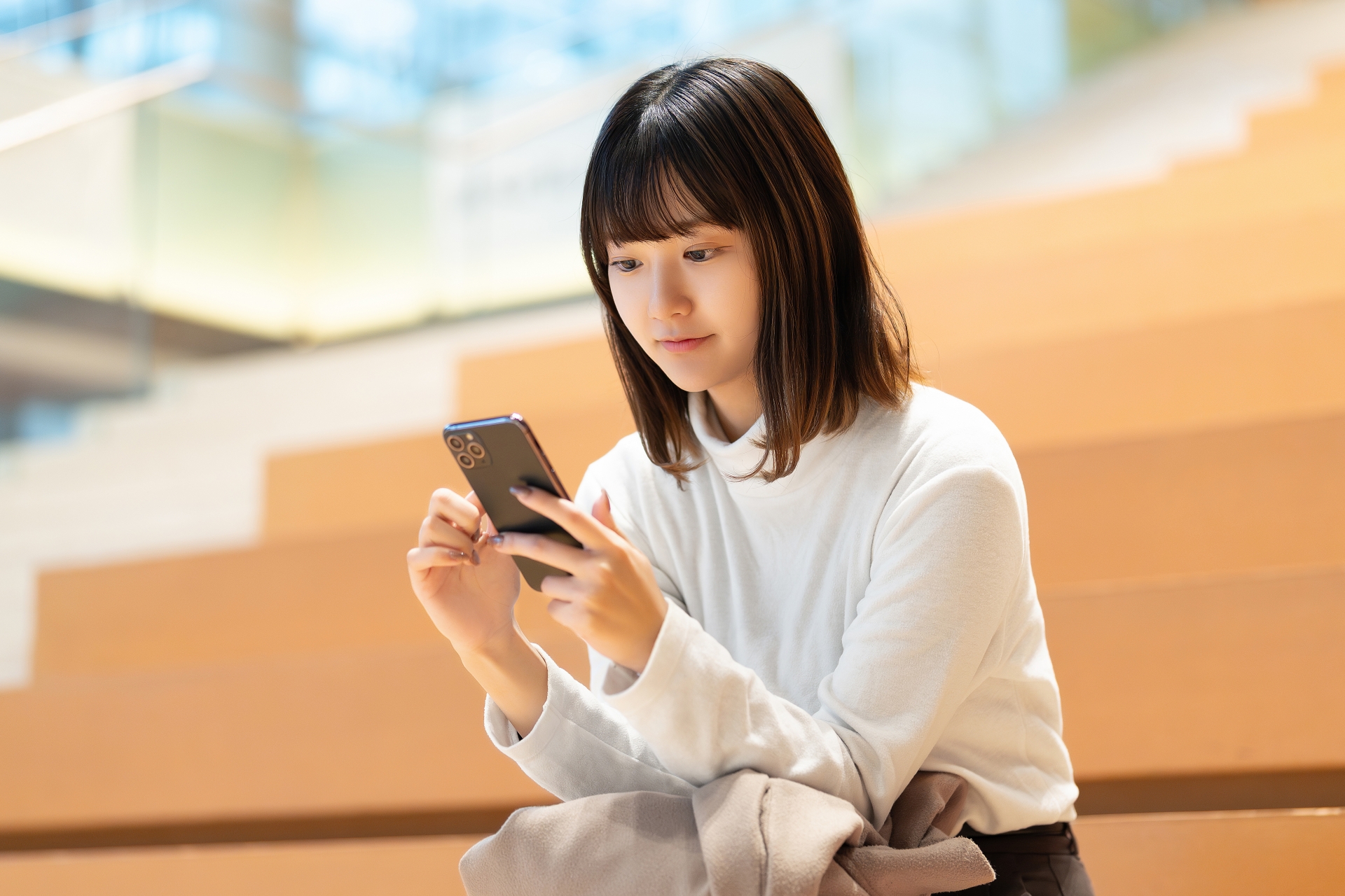 スマホを使う女性