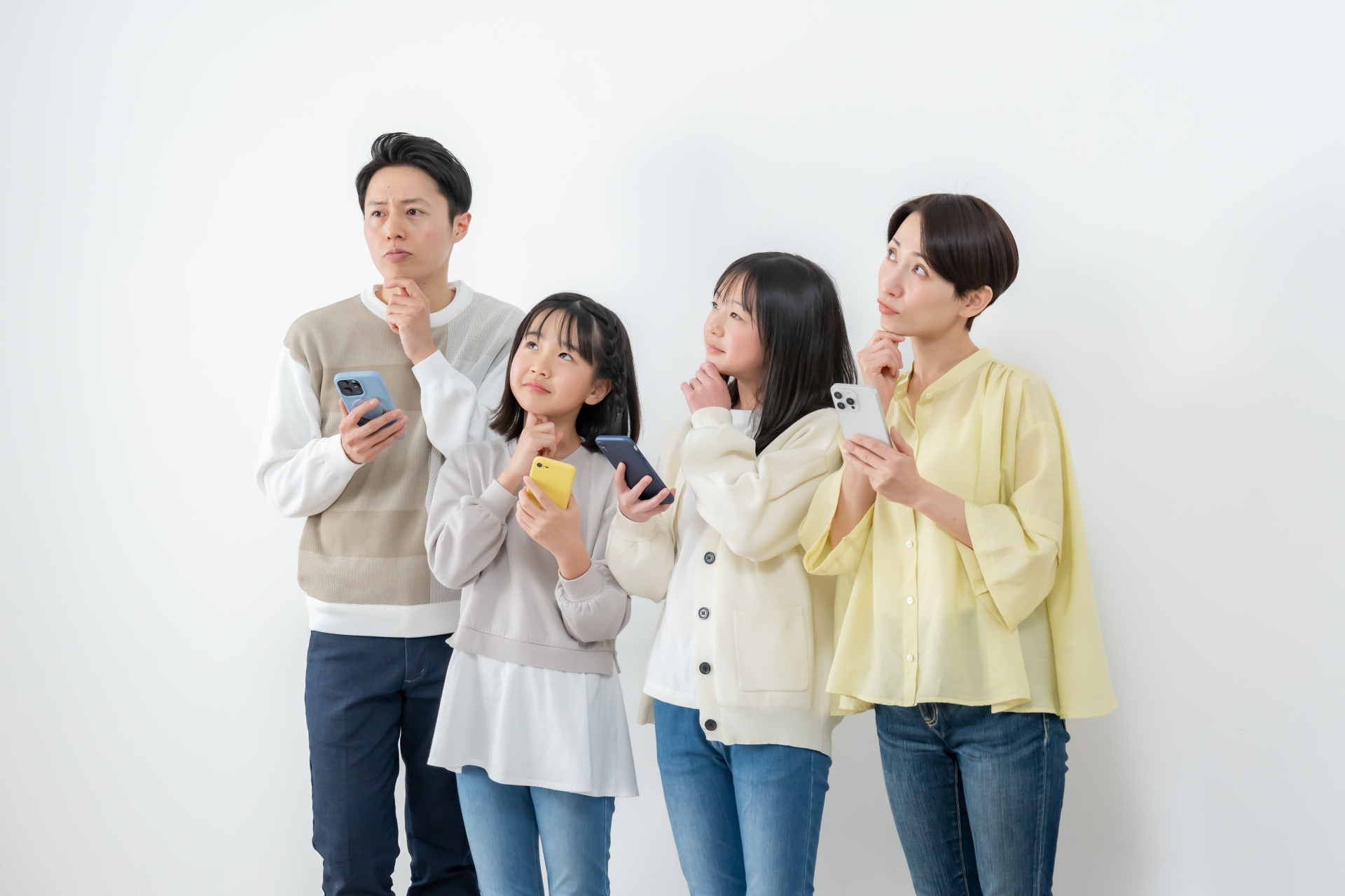 携帯を持つ家族