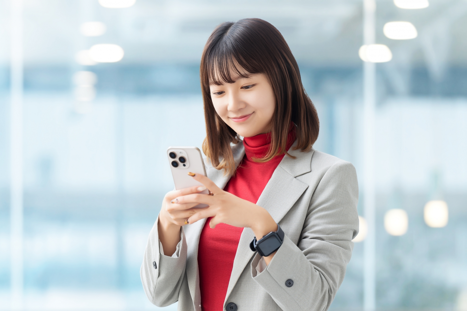 スマホを使う笑顔の女性