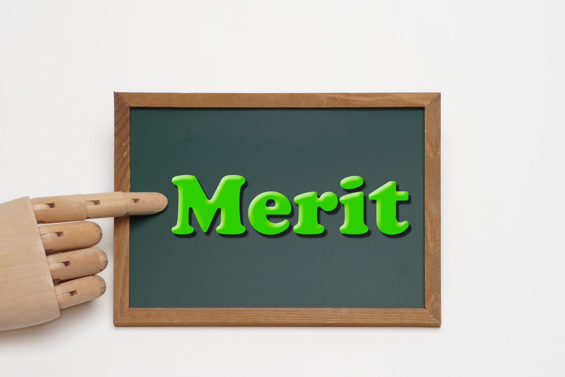 黒板にMeritの文字とマネキンの指