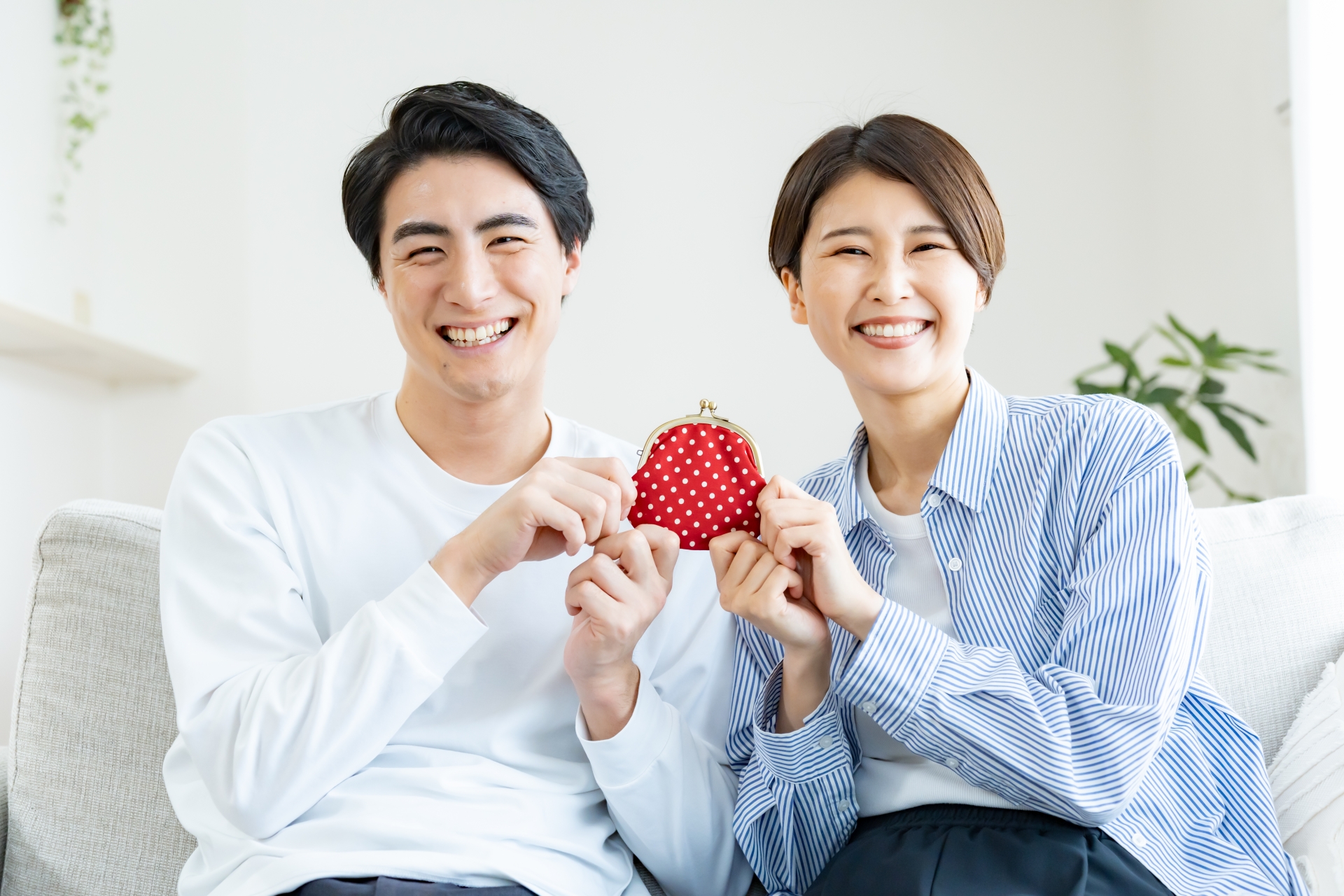 財布を持つカップル