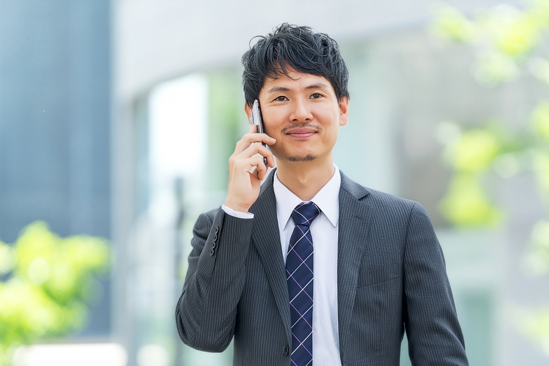 スマホで通話をする男性ビジネスマン