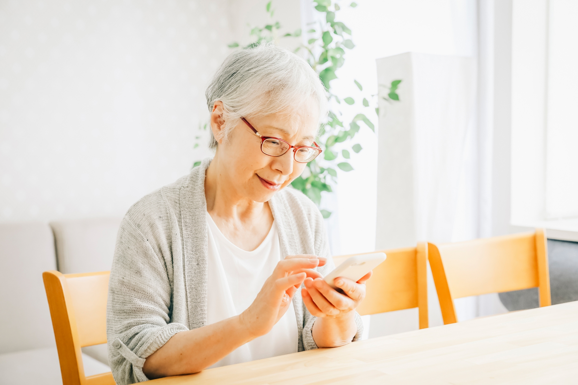 スマホを操作するシニアの女性