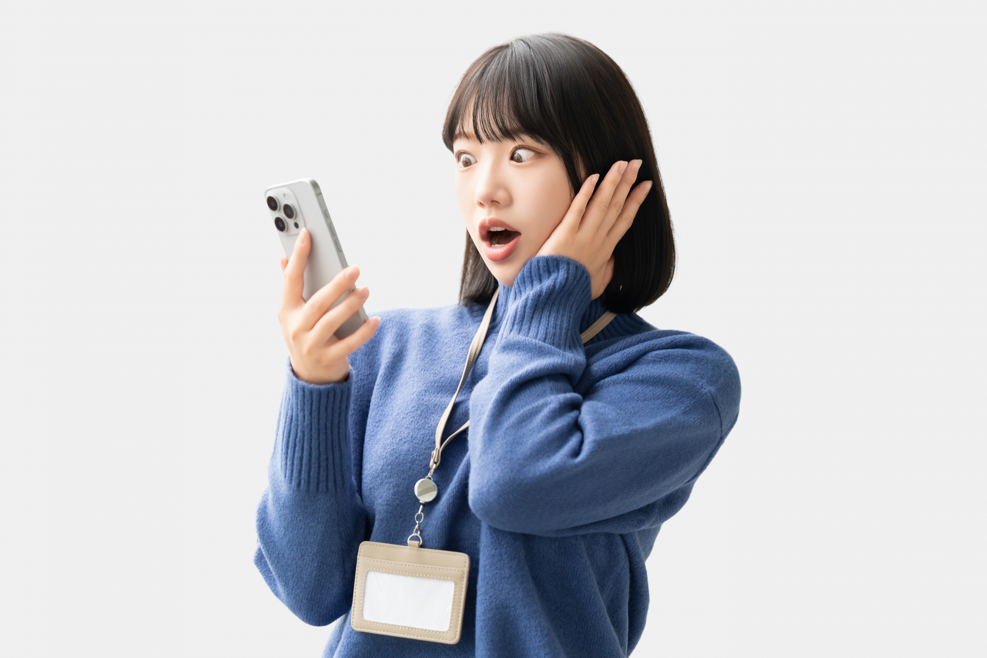 スマホを見てびっくりする女性