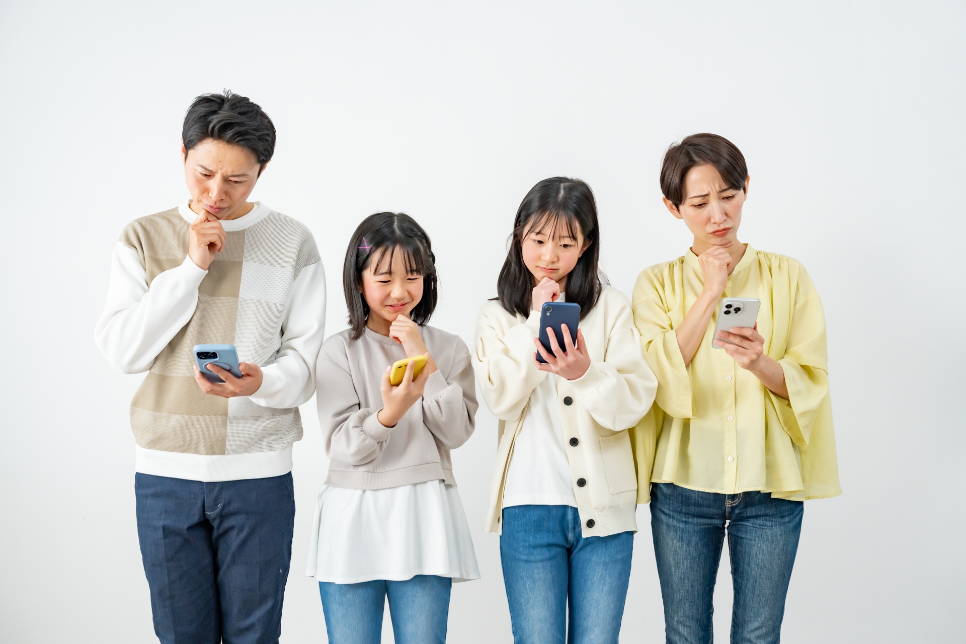 スマホを見て悩む４人の家族