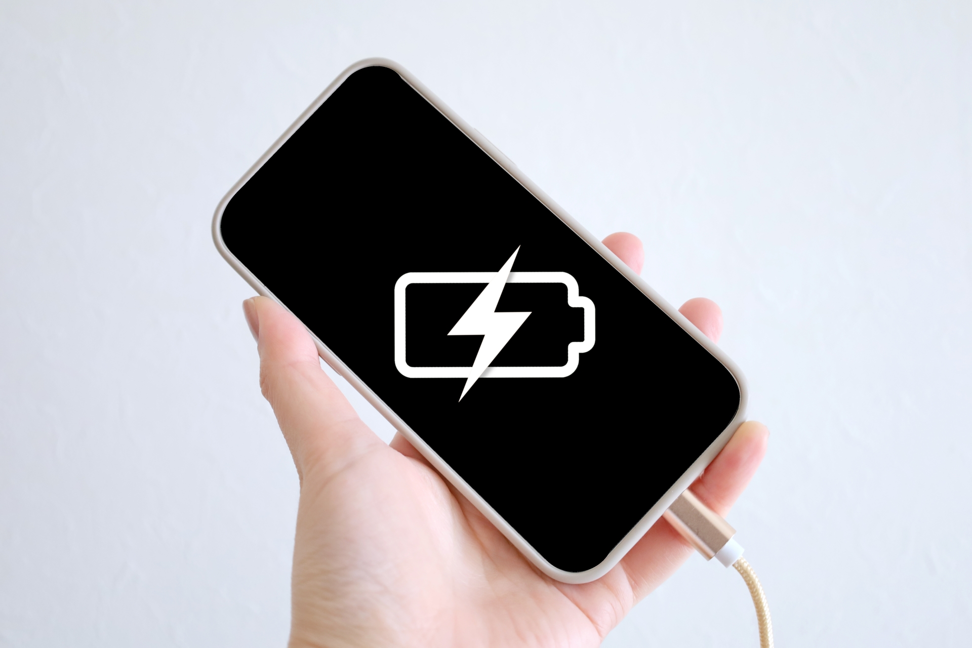 充電中のスマホ