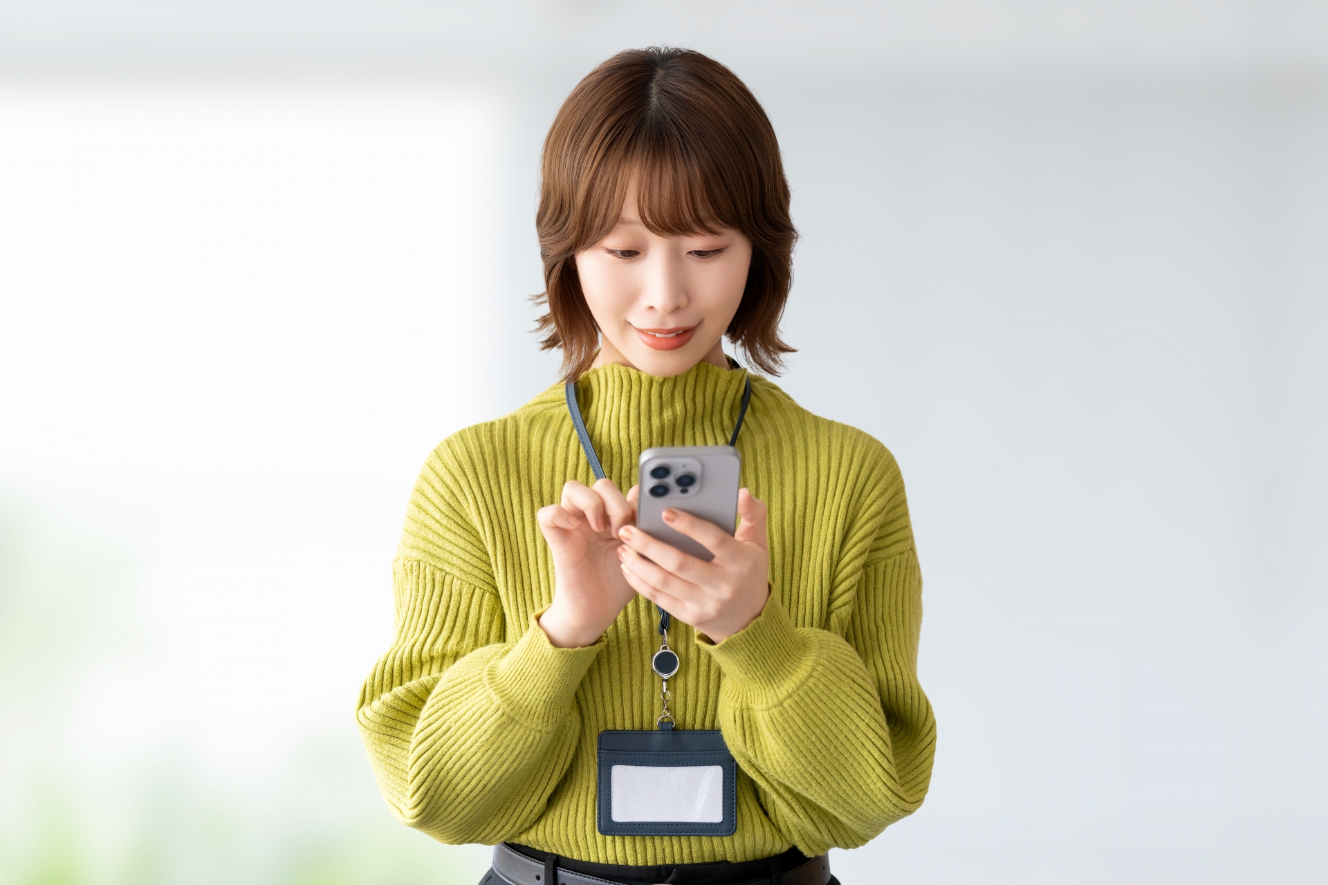 スマホを触る女性