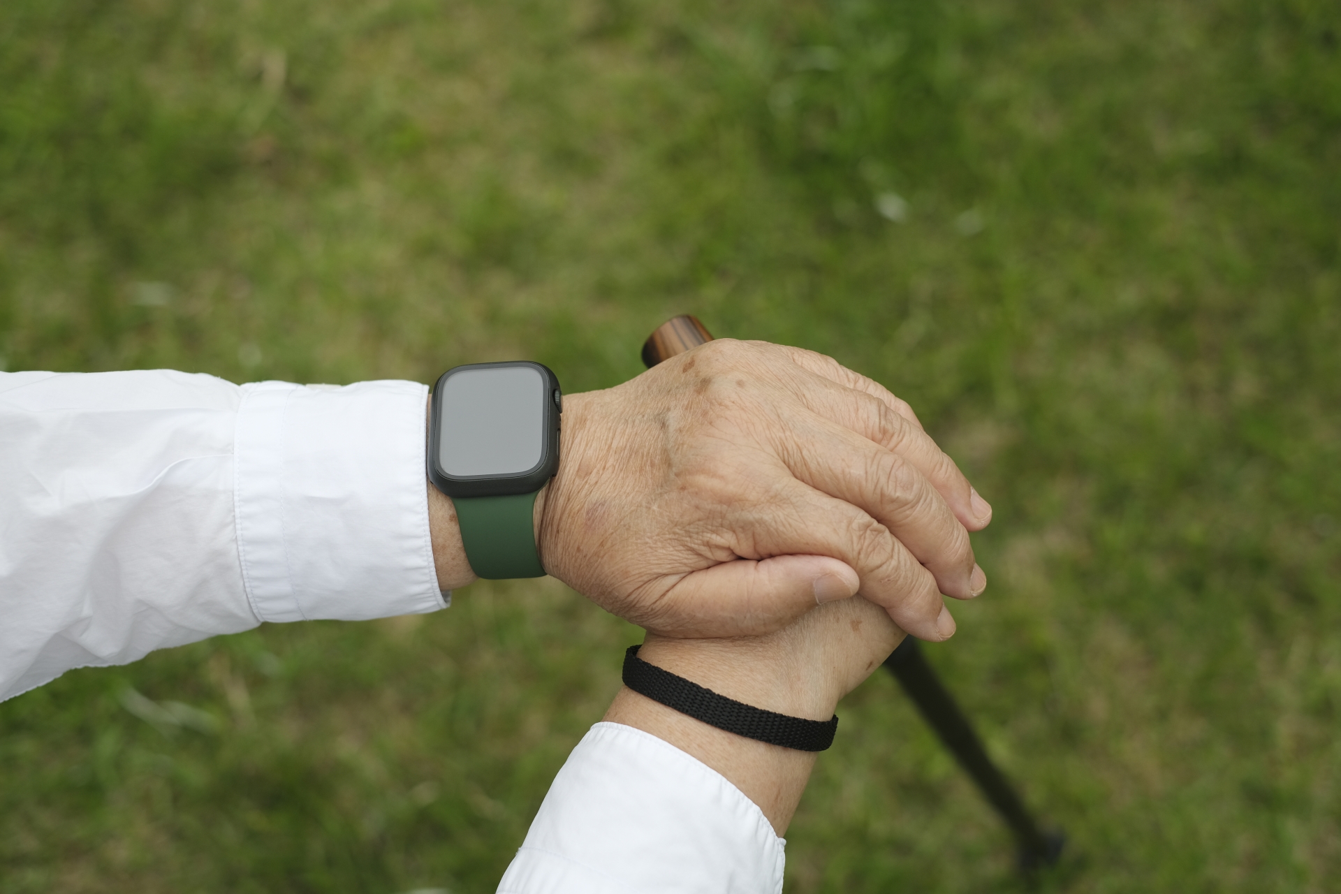 スマートウォッチを活用するシニア