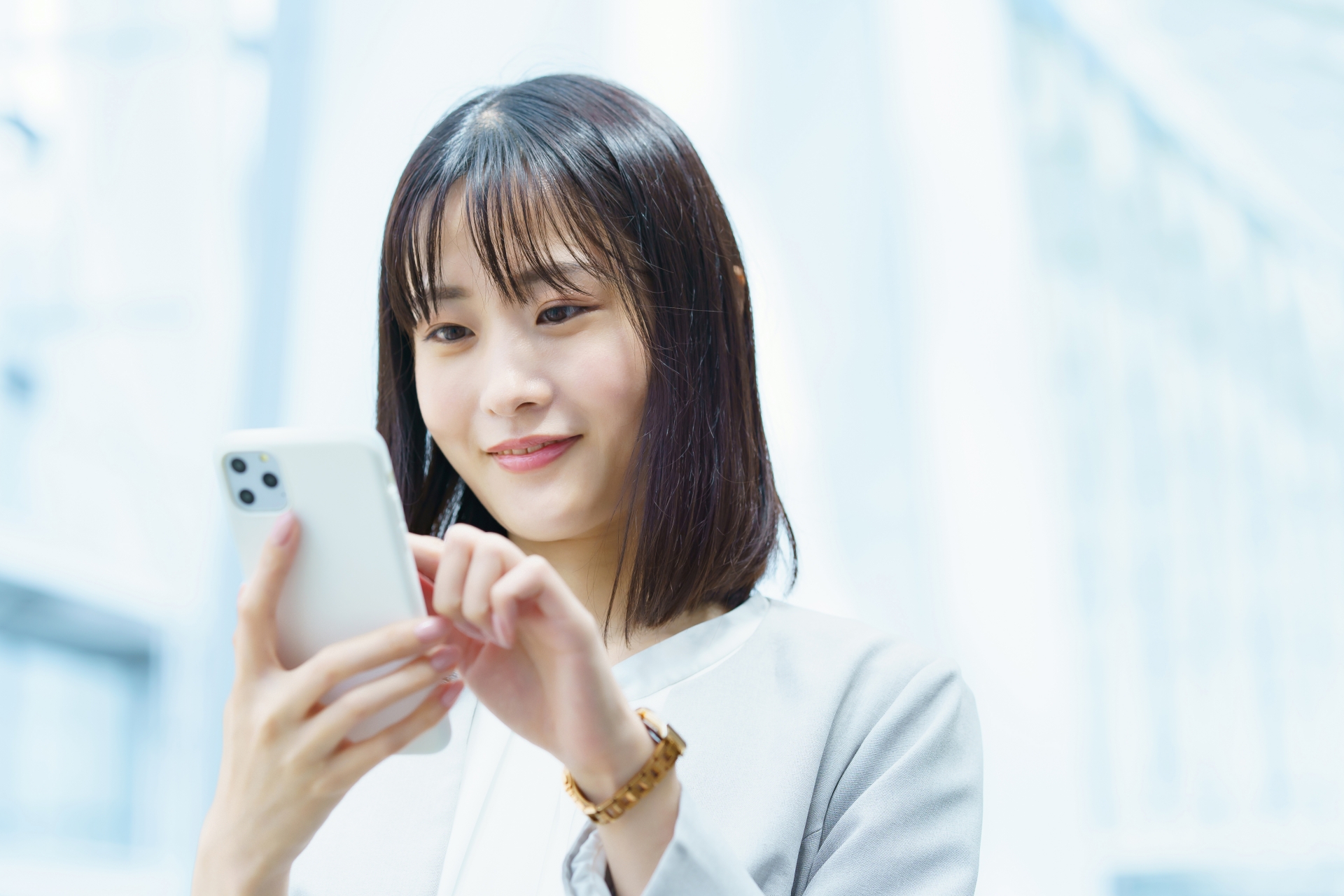 スマートフォンを操作するビジネスウーマン