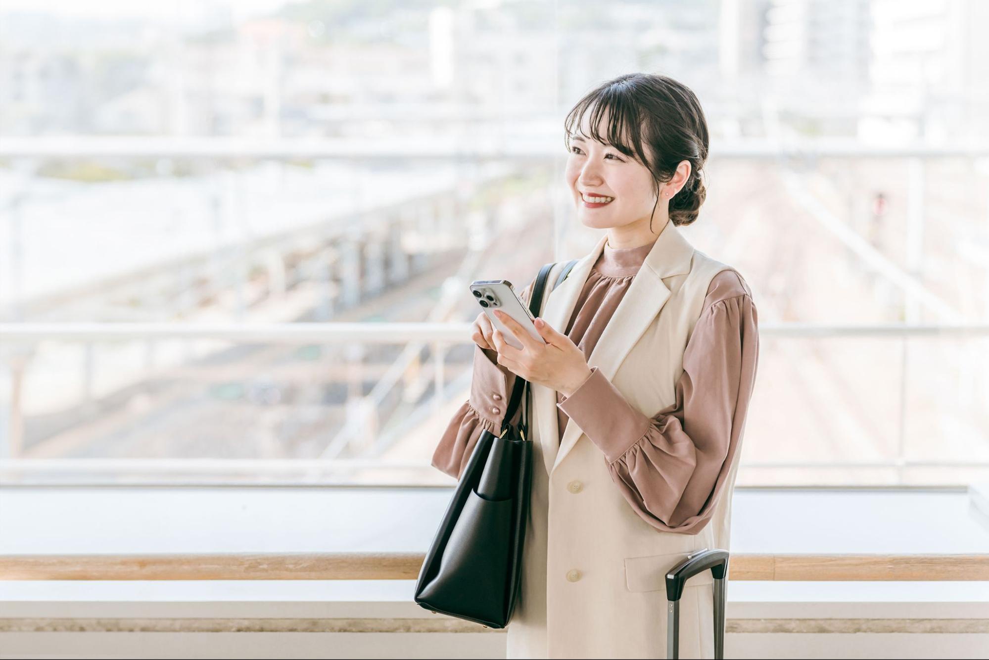 駅・ターミナルのエントランスにいる女性