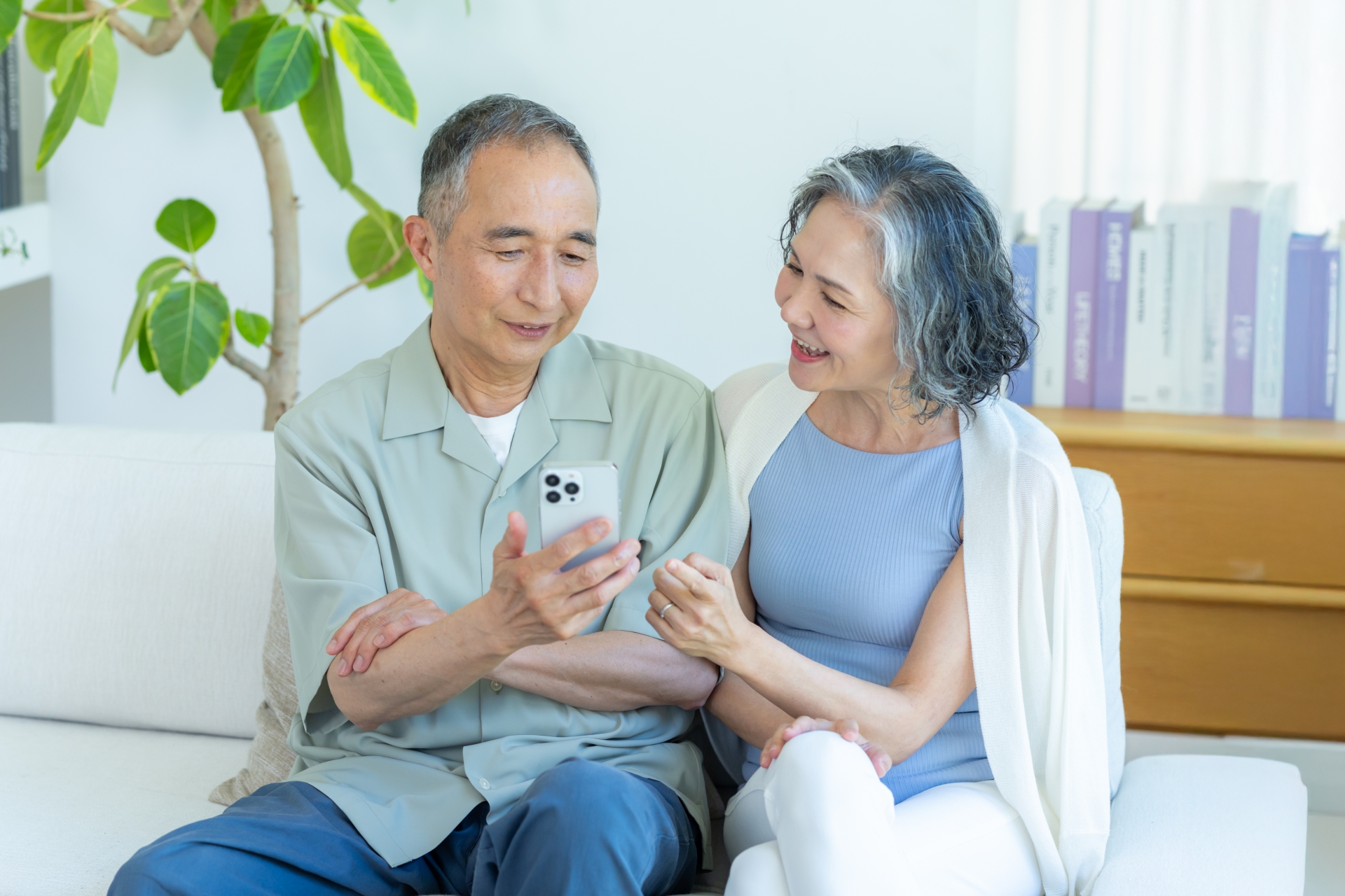スマホを見るシニアの夫婦