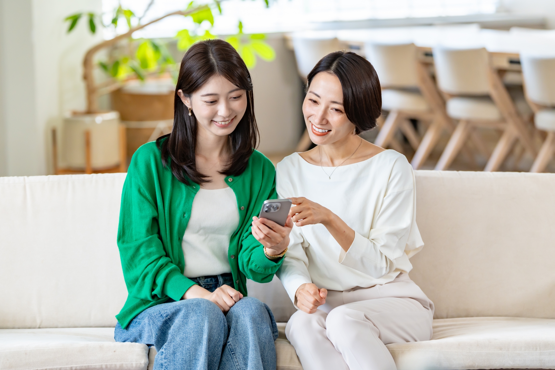 スマホを見る女性