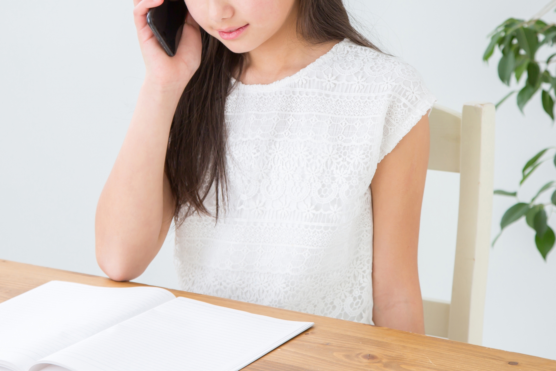 机で電話する女の子