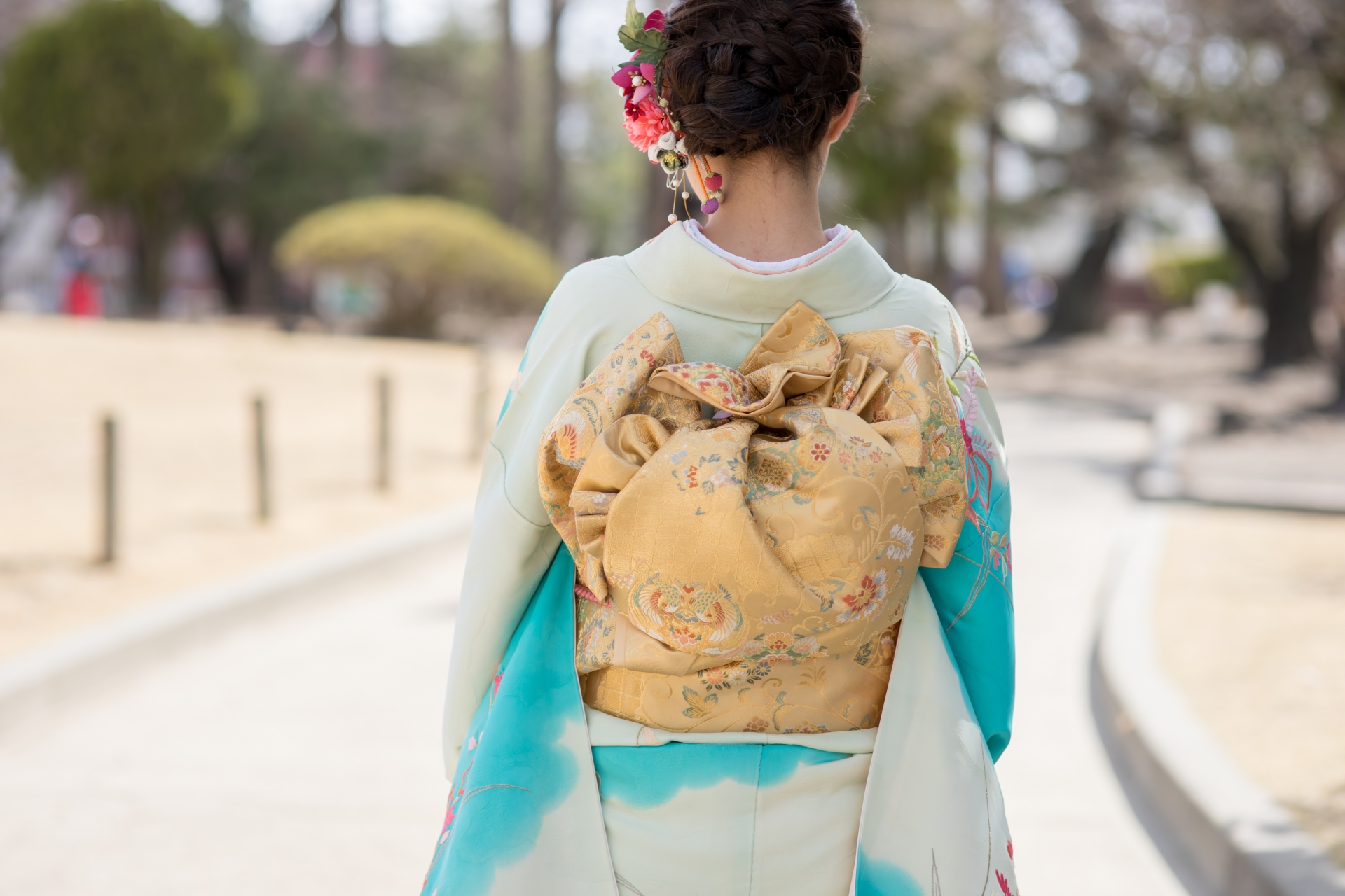 着物の女性の後ろ姿