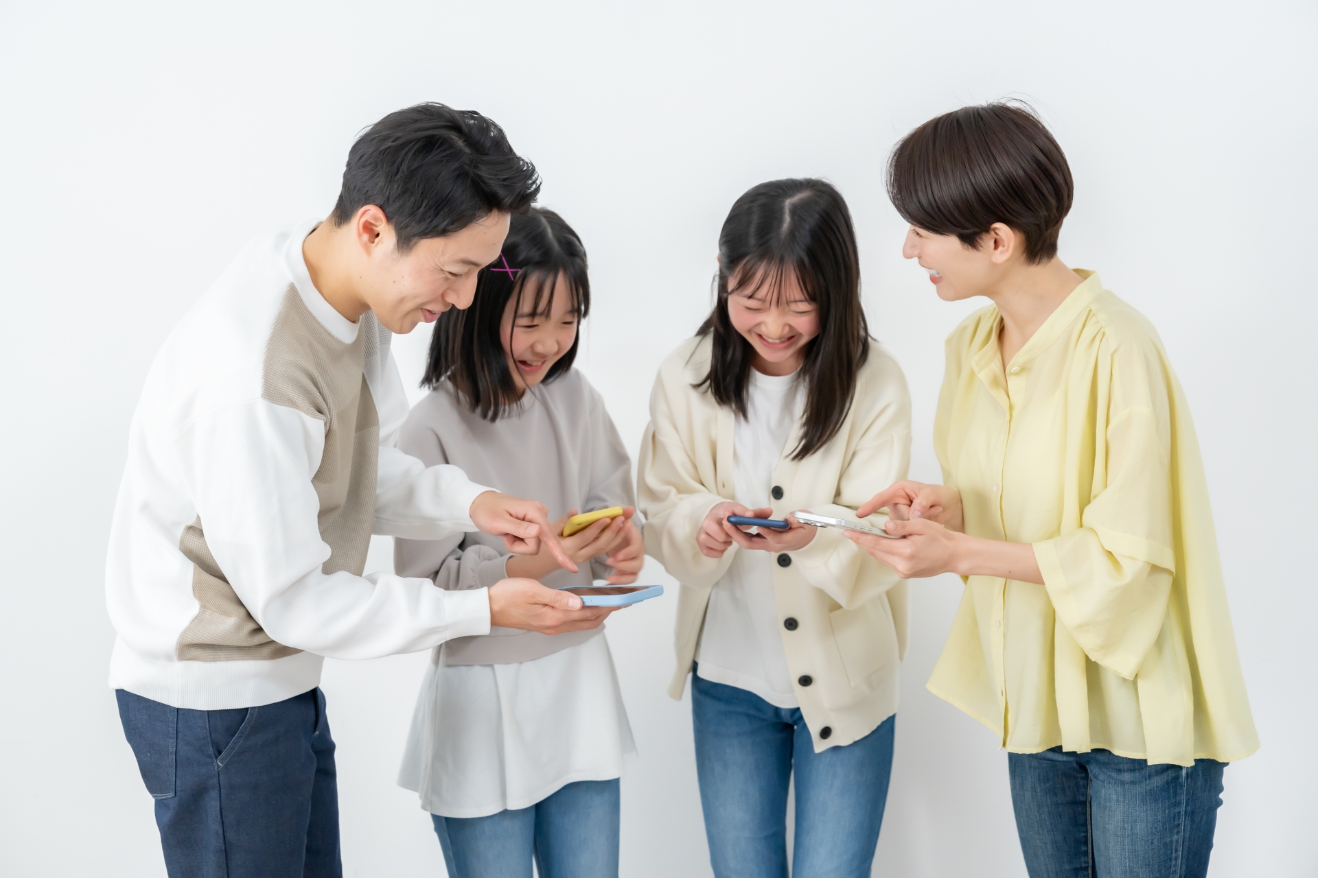 スマホを見る家族