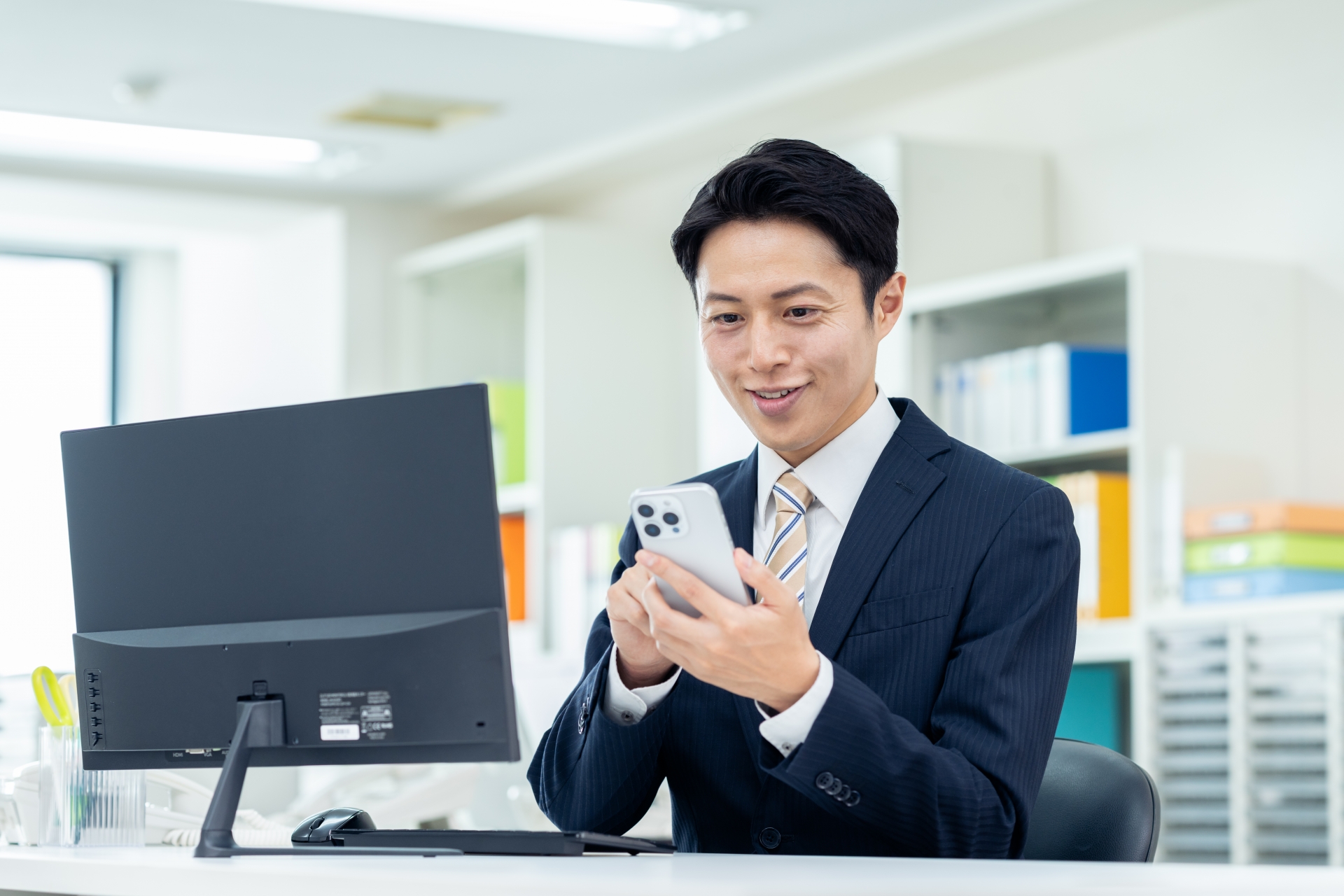 スマホを操作するビジネスパーソン