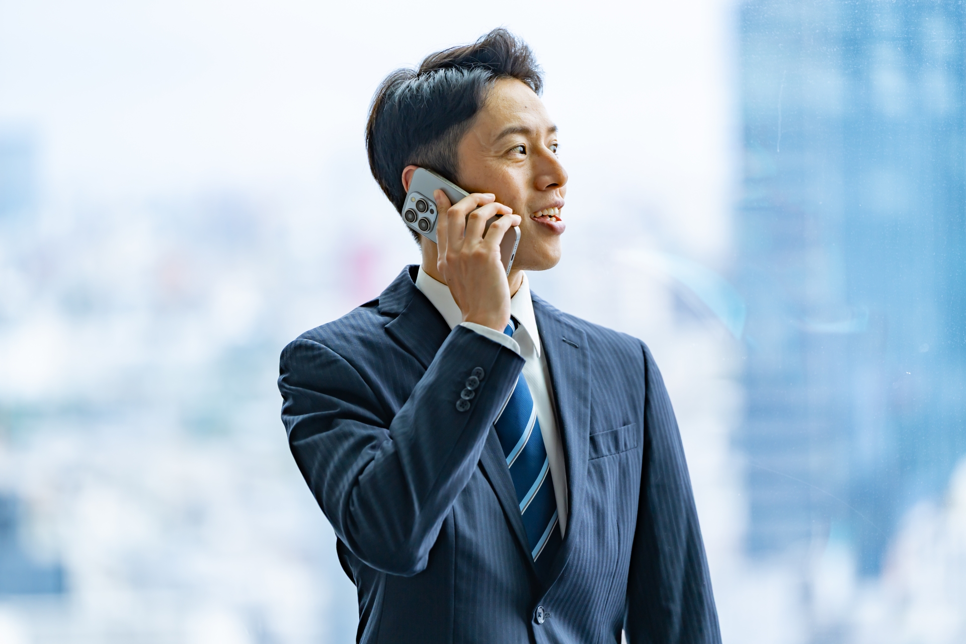 電話するスーツの男性