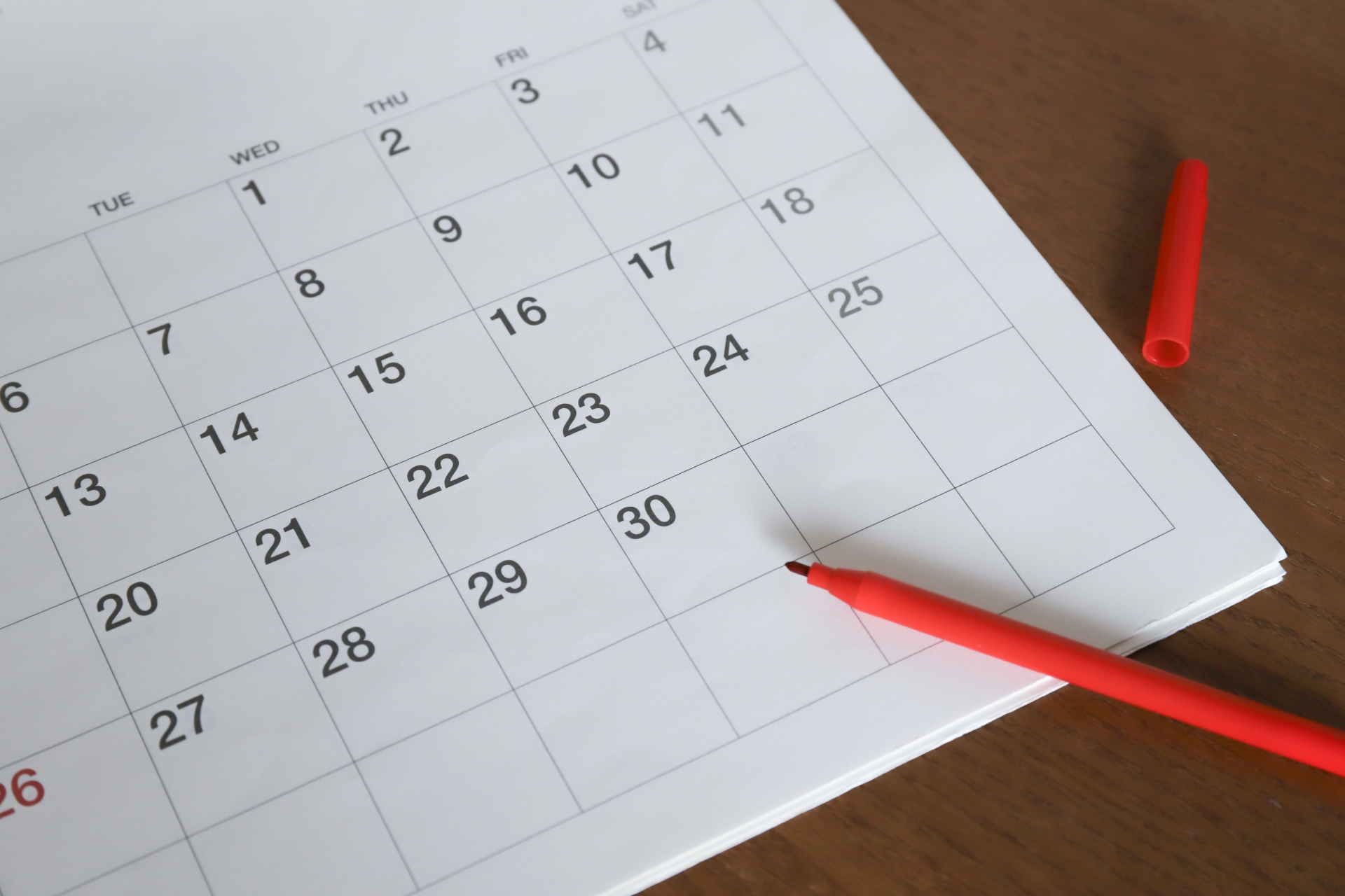 カレンダーと赤ペン