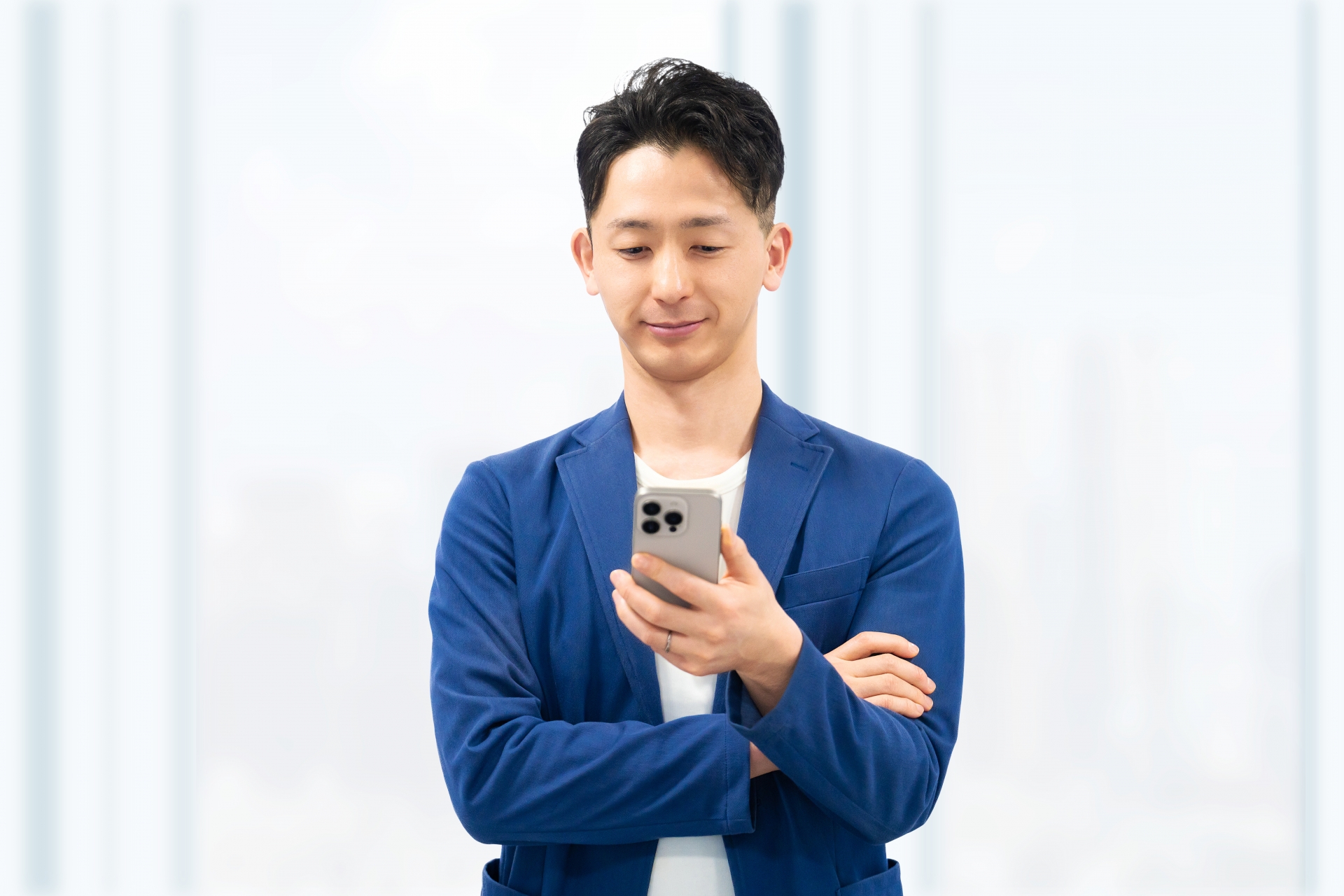 スマホを見る男性