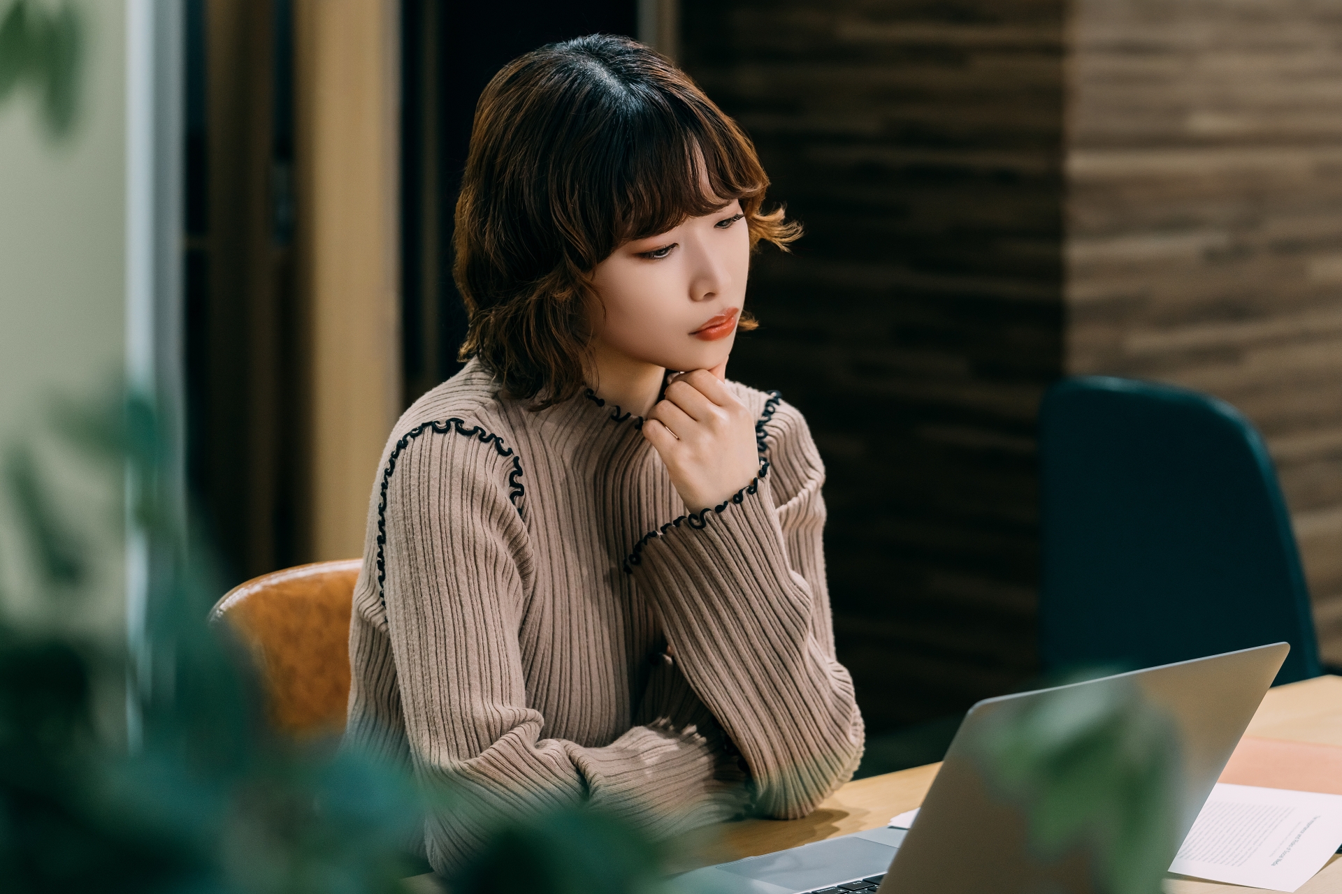 考えごとをする女性・ビジネスウーマン